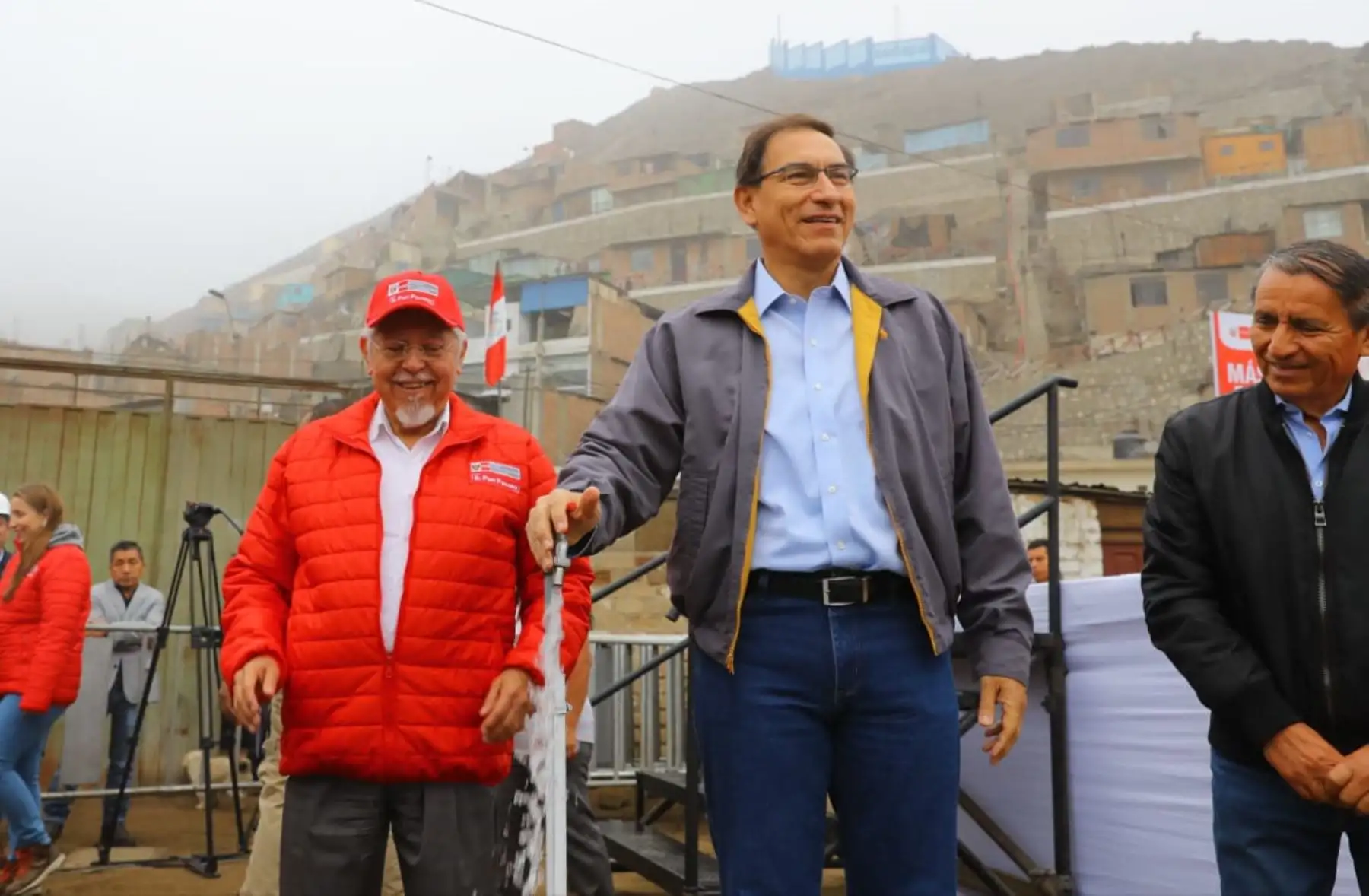 El Presidente de la República, Martín Vizcarra, inaugura las obras de ampliación de los sistemas de agua potable y alcantarillado en el Valle Amauta 3, distrito de Ate. Foto: ANDINA/Prensa Presidencia.