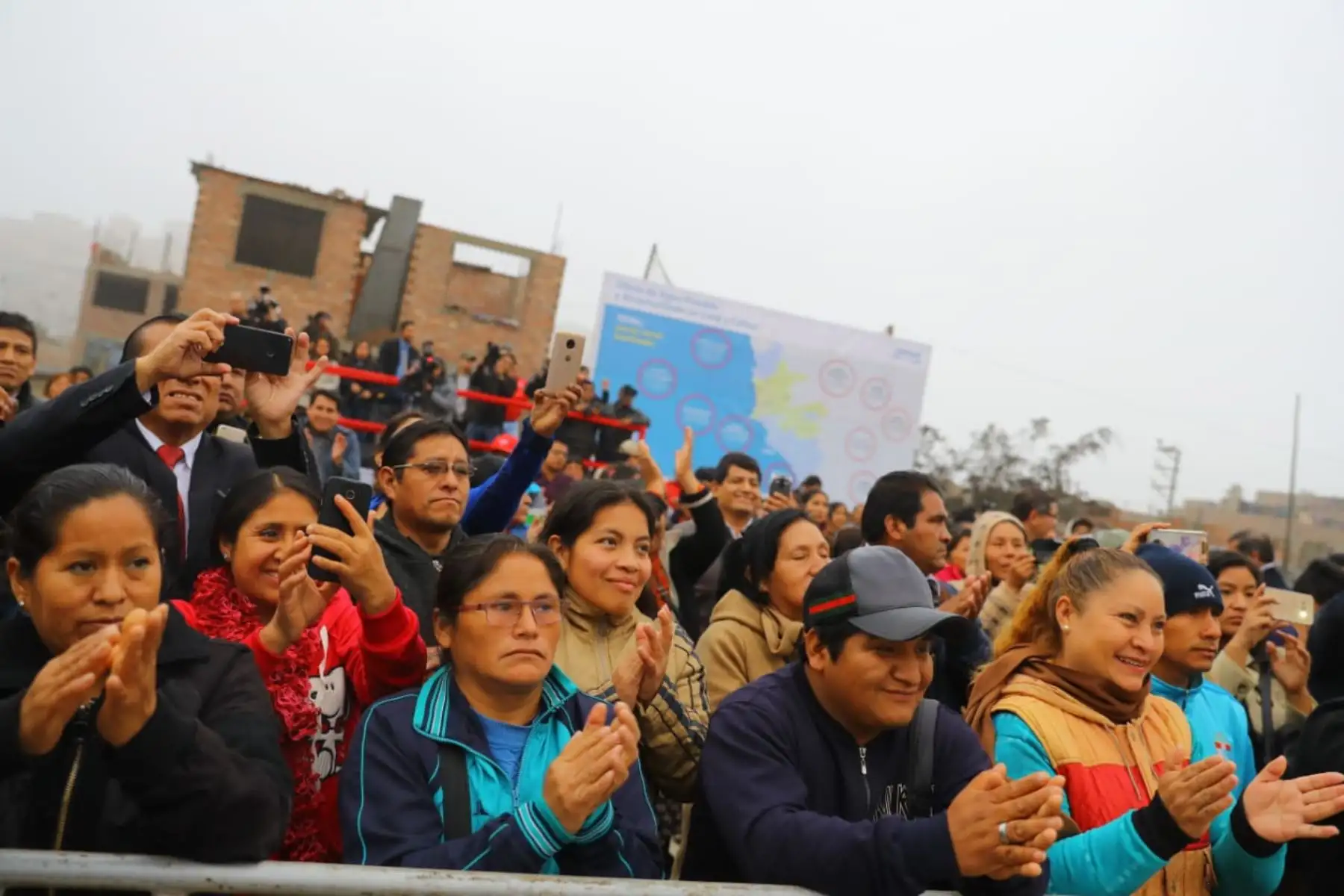 El presidente de la República, Martín Vizcarra, inaugura las obras de ampliación de los sistemas de agua potable y alcantarillado en el Valle Amauta 3, distrito de Ate. Foto: ANDINA/Prensa Presidencia