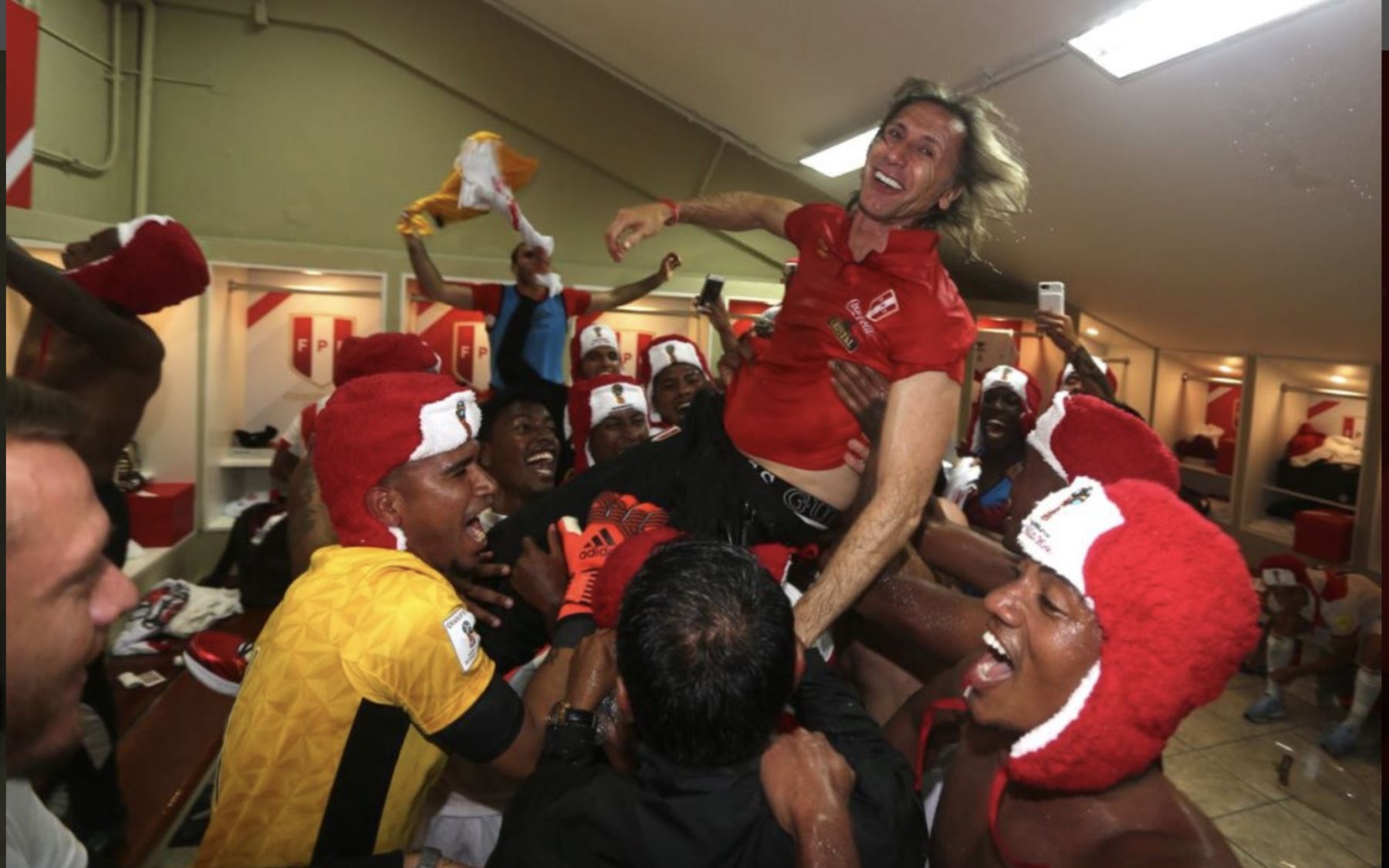 Ricardo Gareca director técnico de la selección peruana, festeja la clasificación al Mundial Rusia 2018. Foto: ANDINA/FPF