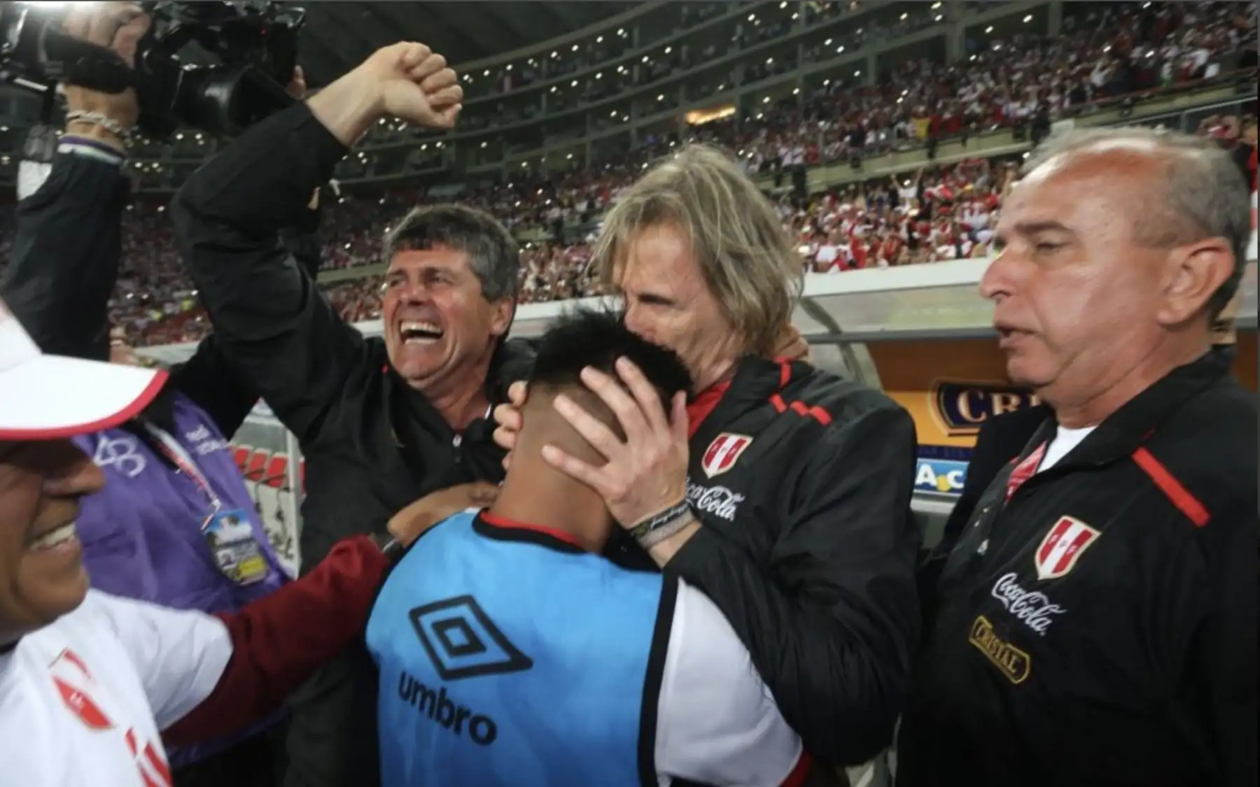 Ricardo Gareca, director técnico de la selección peruana, festeja la clasificación al Mundial de Rusia 2018. Foto: ANDINA/FPF.
