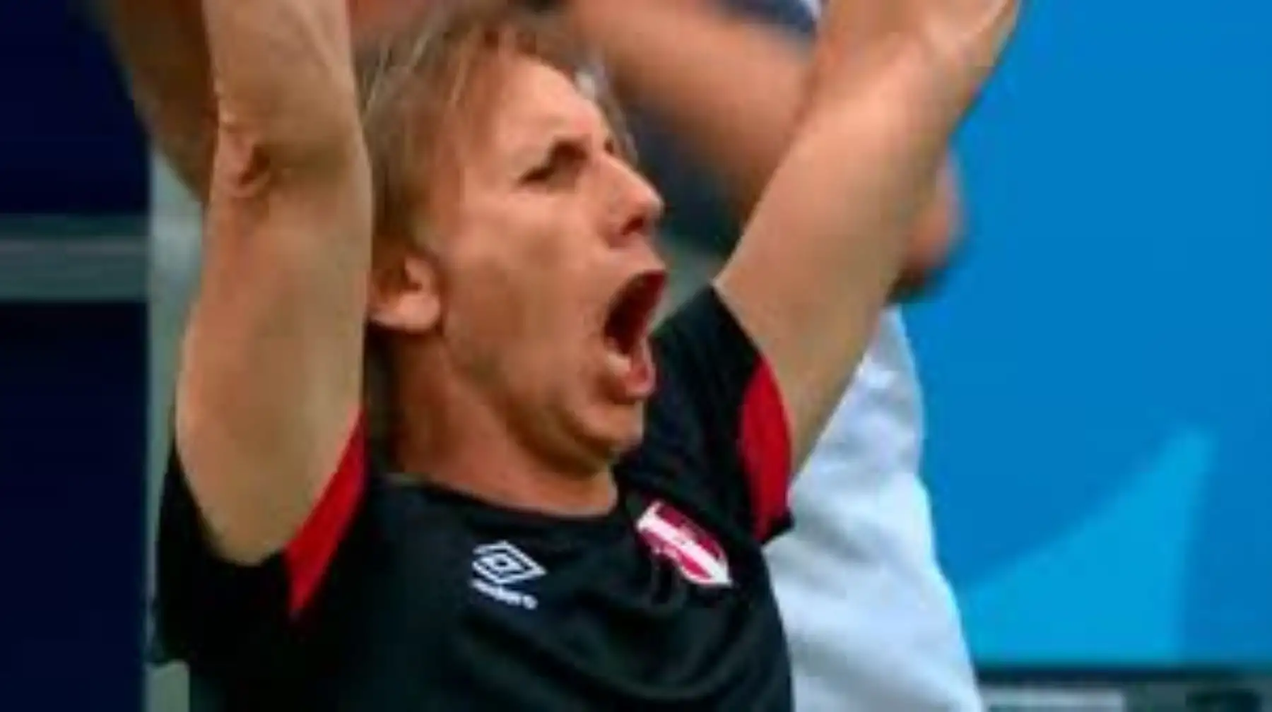 El entrenador Ricardo Gareca celebra eufórico la anotación de André Carrillo en el partido de Perú contra Australia, en Rusia 2018. Foto: ANDINA/Difusión.