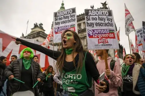 Activistas a favor de la legalización del aborto en los alrededores del Congreso en Buenos Aires Foto: AFP