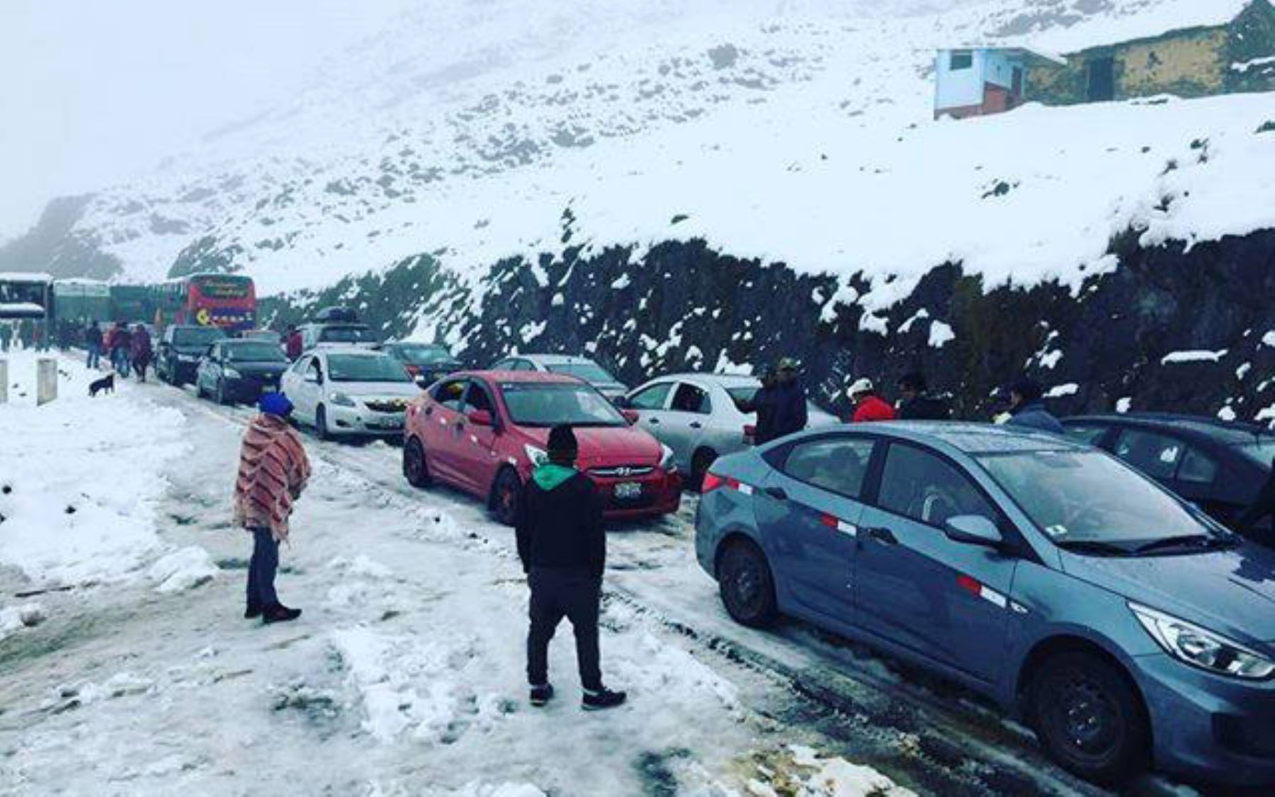 Vía Cusco Quillabamba restringida por caída de nieve en el abra Málaga. Foto: ANDINA