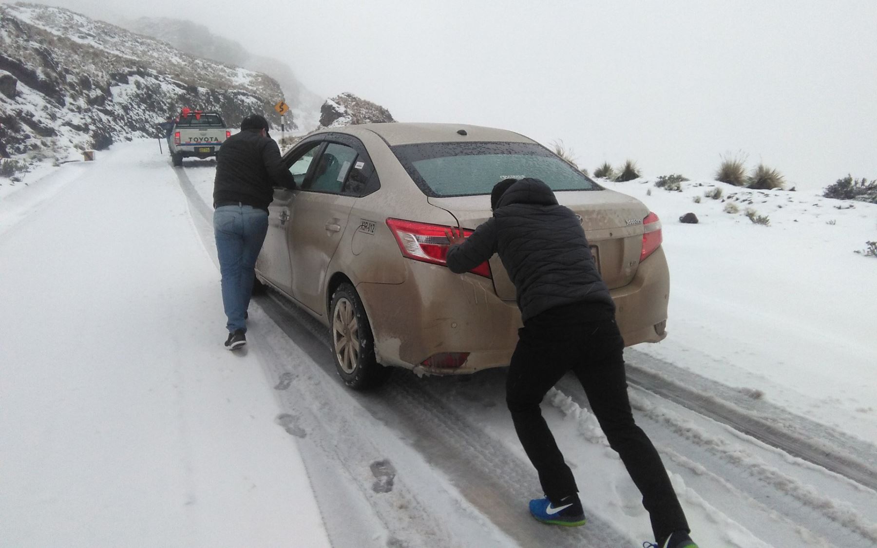 Vía Cusco Quillabamba restringida por caída de nieve en el abra Málaga. Foto: ANDINA