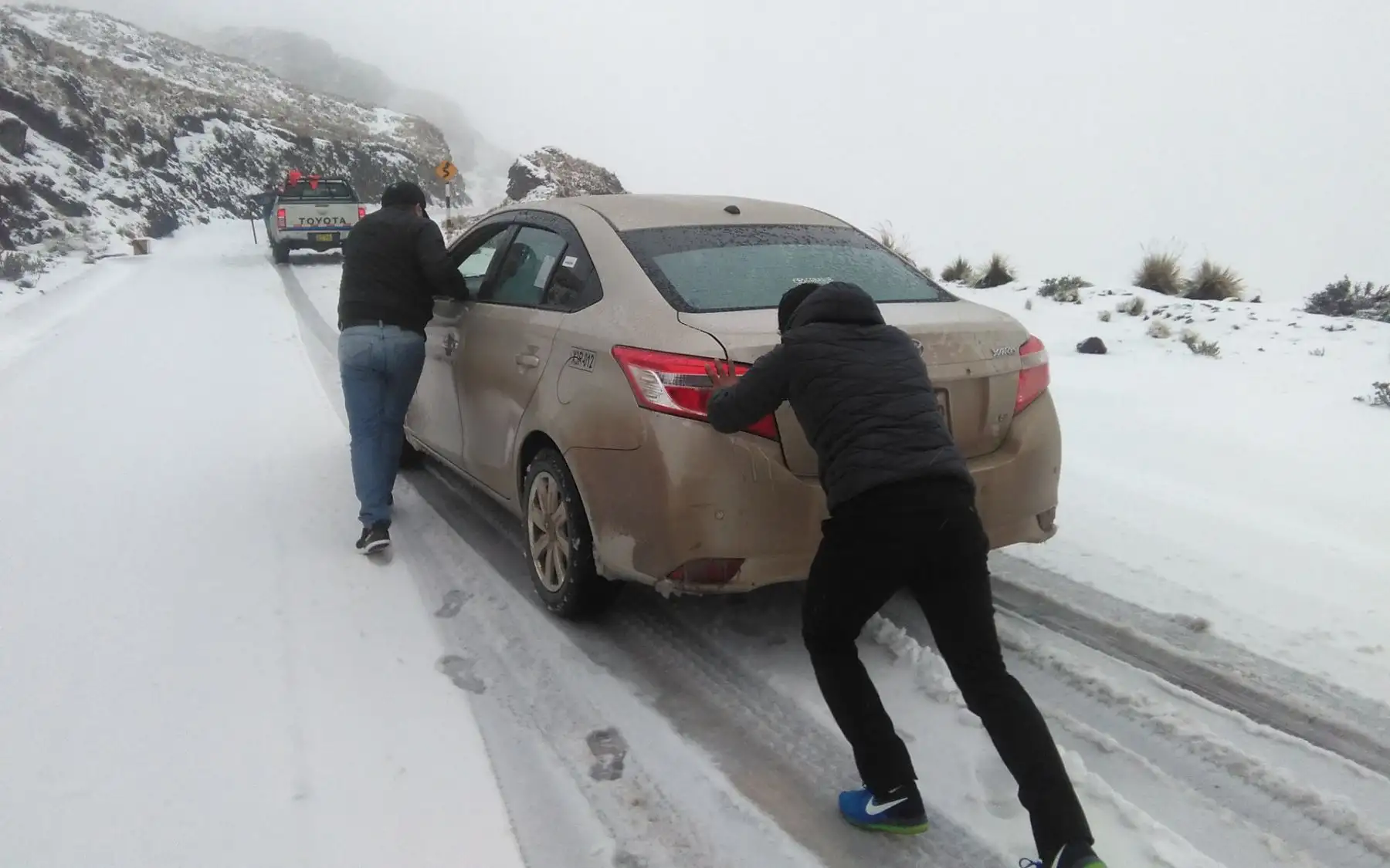 Vía Cusco Quillabamba restringida por caída de nieve en el abra Málaga. Foto: ANDINA