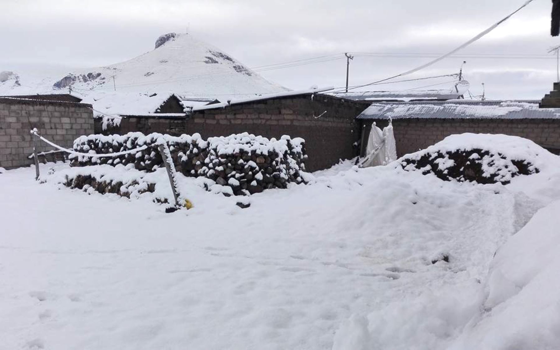 Hasta 50 centímetros de altura llegó la capa de nieve que cubrió las zonas altas de varias provincias de la región Cusco, el fenómeno se registra desde la víspera de acuerdo a la unificación de reportes de la Oficina de Gestión de Riesgos del Gobierno Regional del Cusco. Foto: ANDINA