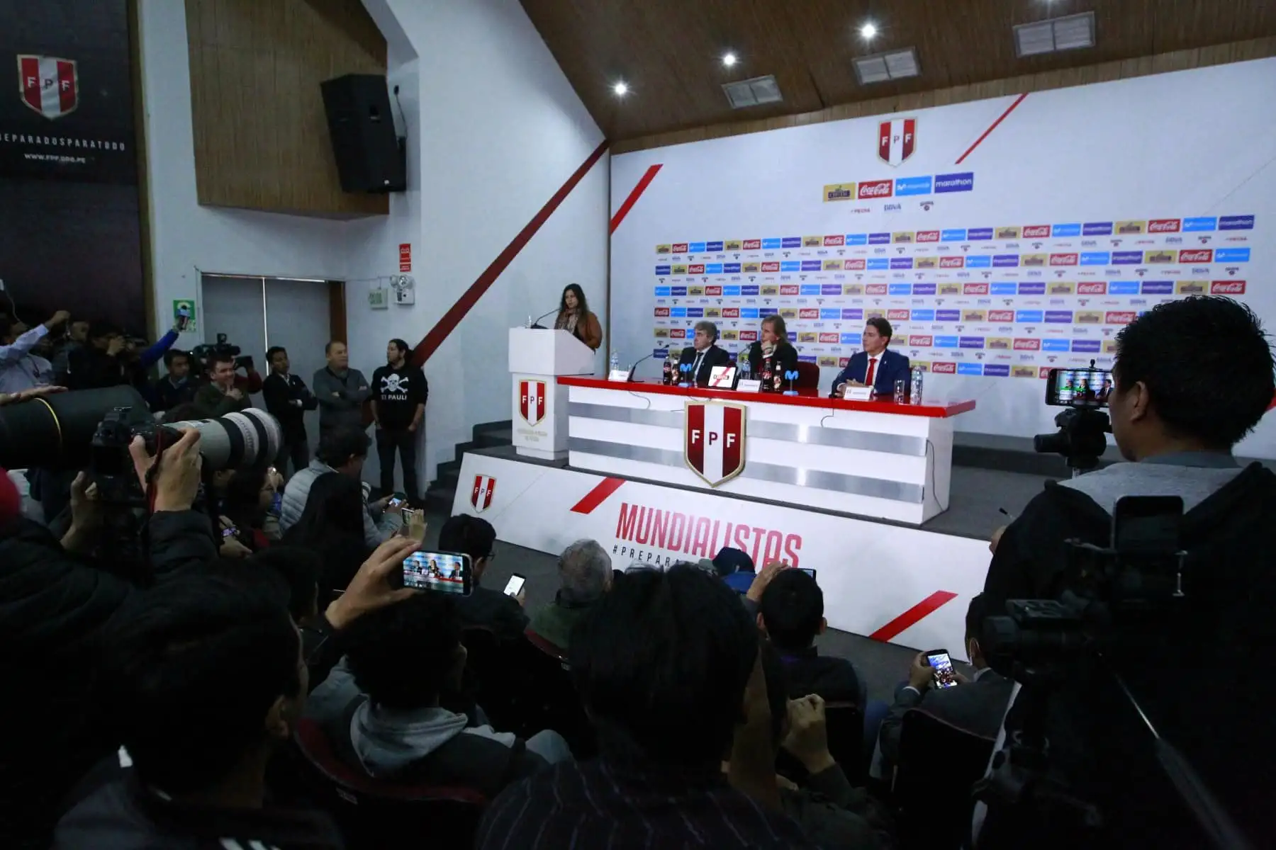 El técnico argentino Ricardo Gareca ofrece en estos momentos una conferencia de prensa en la Villa Deportiva Nacional (Videna), en la que, agradeció la renovación de su contrato como entrenador de la selección peruana de fútbol. Foto: ANDINA/Eddy Ramos