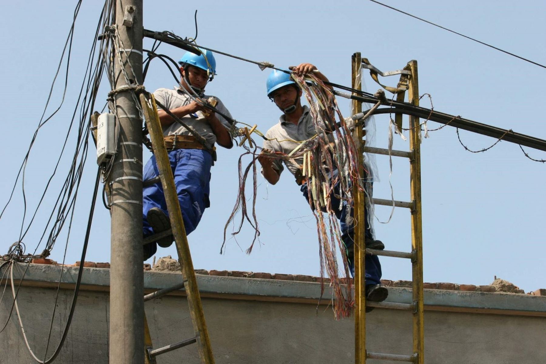 Técnicos reponiendo cables robados. Foto: Cortesía.
