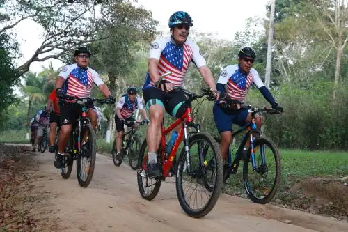 Embajador de EE UU recorre Tarapoto en bicicleta junto a ciclistas. ANDINA/Vidal Tarqui