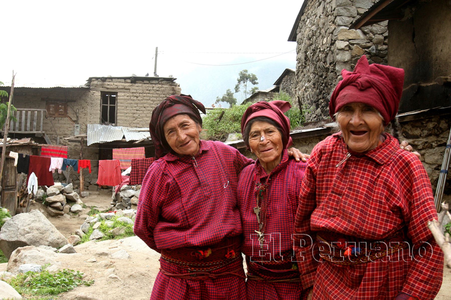 Lima - 1 mayo 2005 / Mujeres de la comunidad de Tupe en la sierra de Yauyos. Foto: Diario EL PERUANO / Jorge Paz
