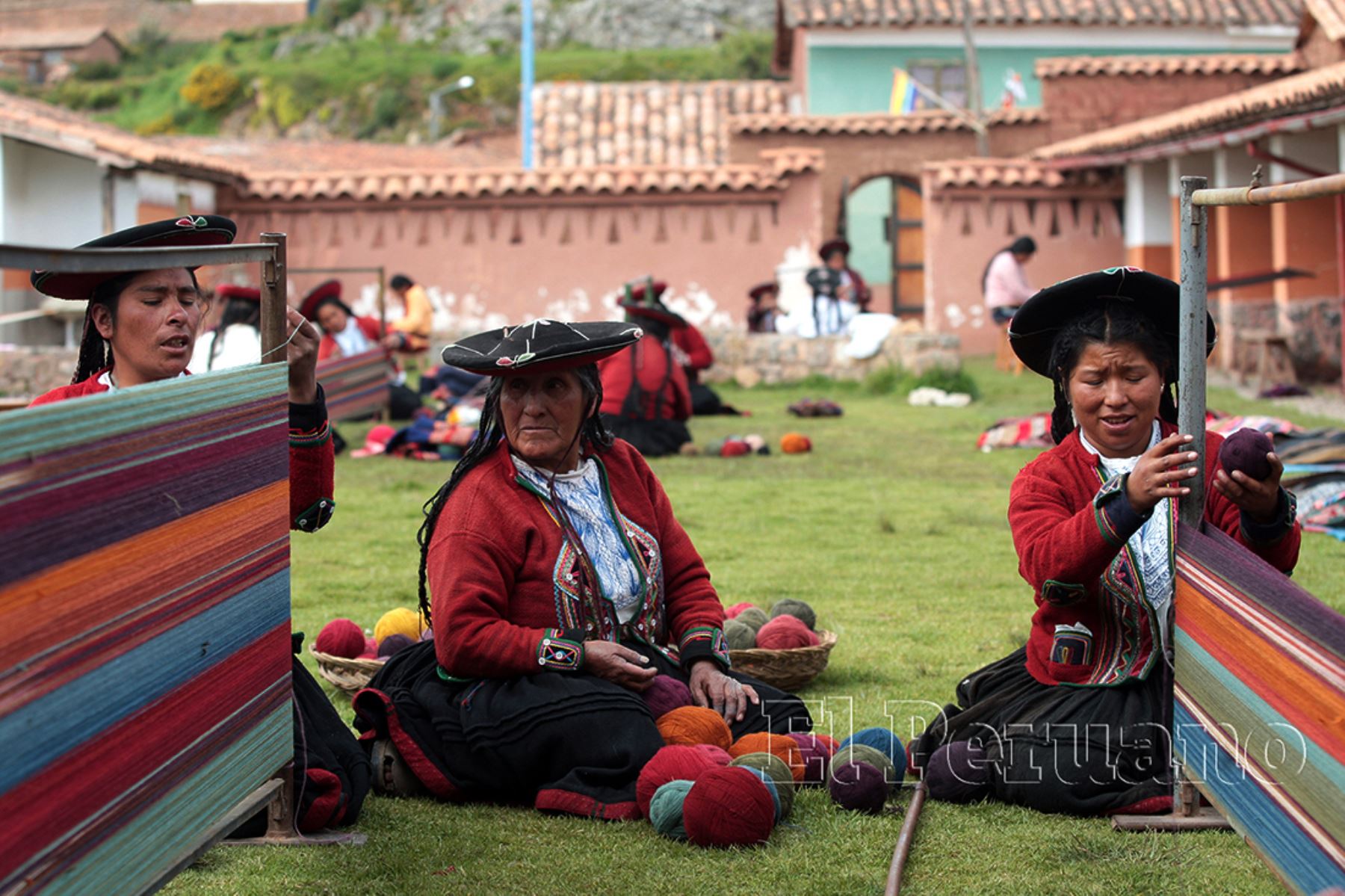 Cusco - 30 marzo 2008 / Mujeres artesanas de Chinchero.  Foto: Diario EL PERUANO / Carlos Lezama