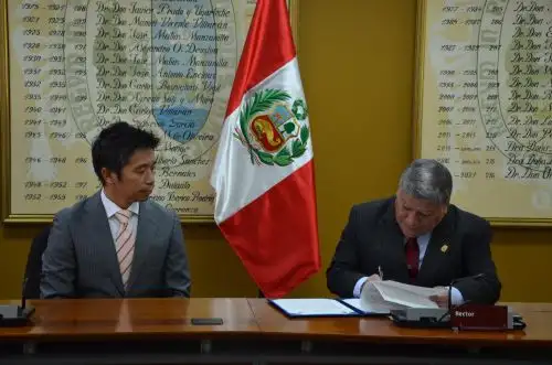 Rector Orestes Cachay Boza y doctor Tamaki Okabayashi suscribieron convenio. Foto: UNMSM.
