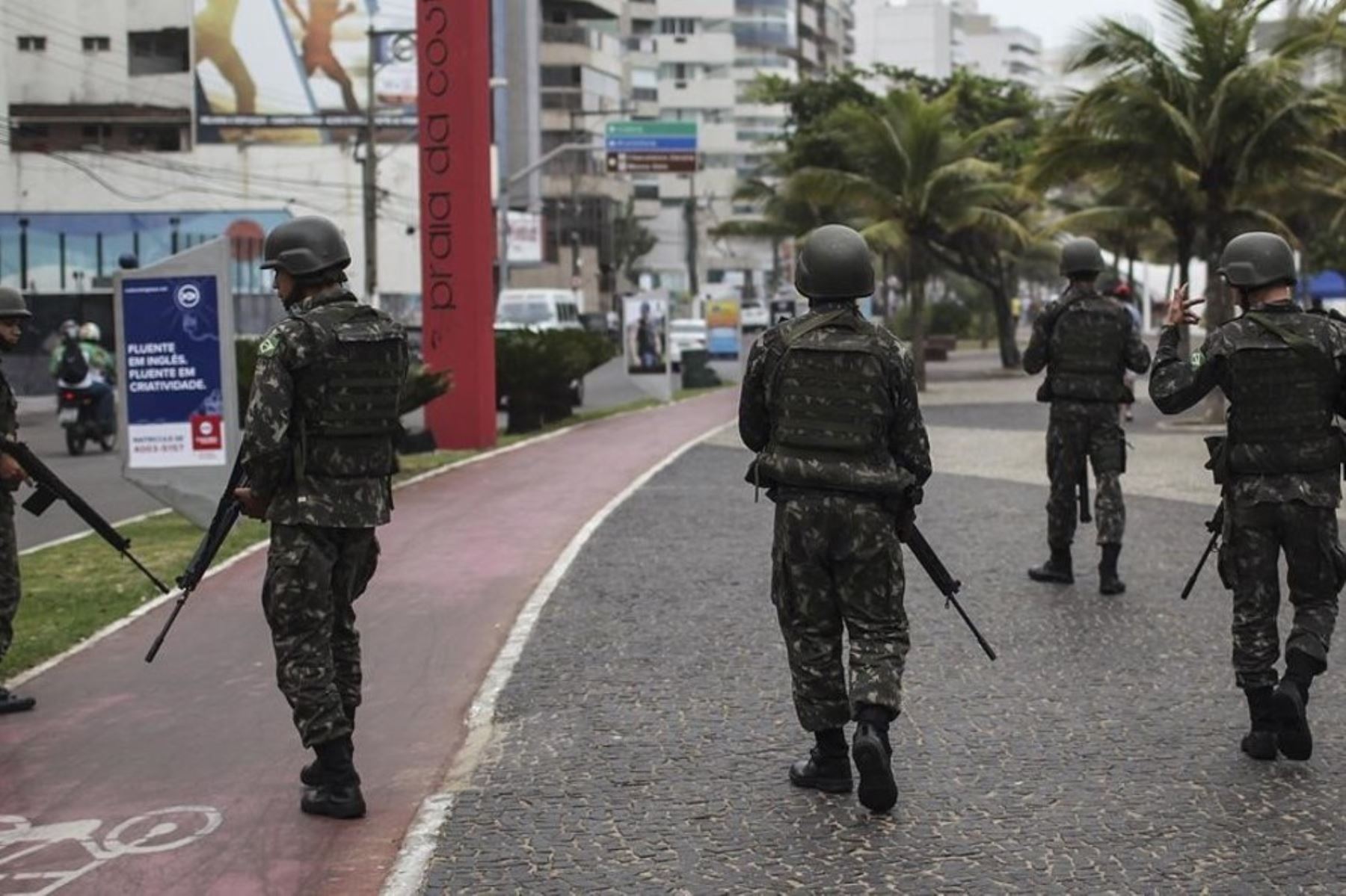 Militares del Ejército brasileño patrullan las calles de Vitoria, en Espirito Santo (Brasil).Foto: EFE