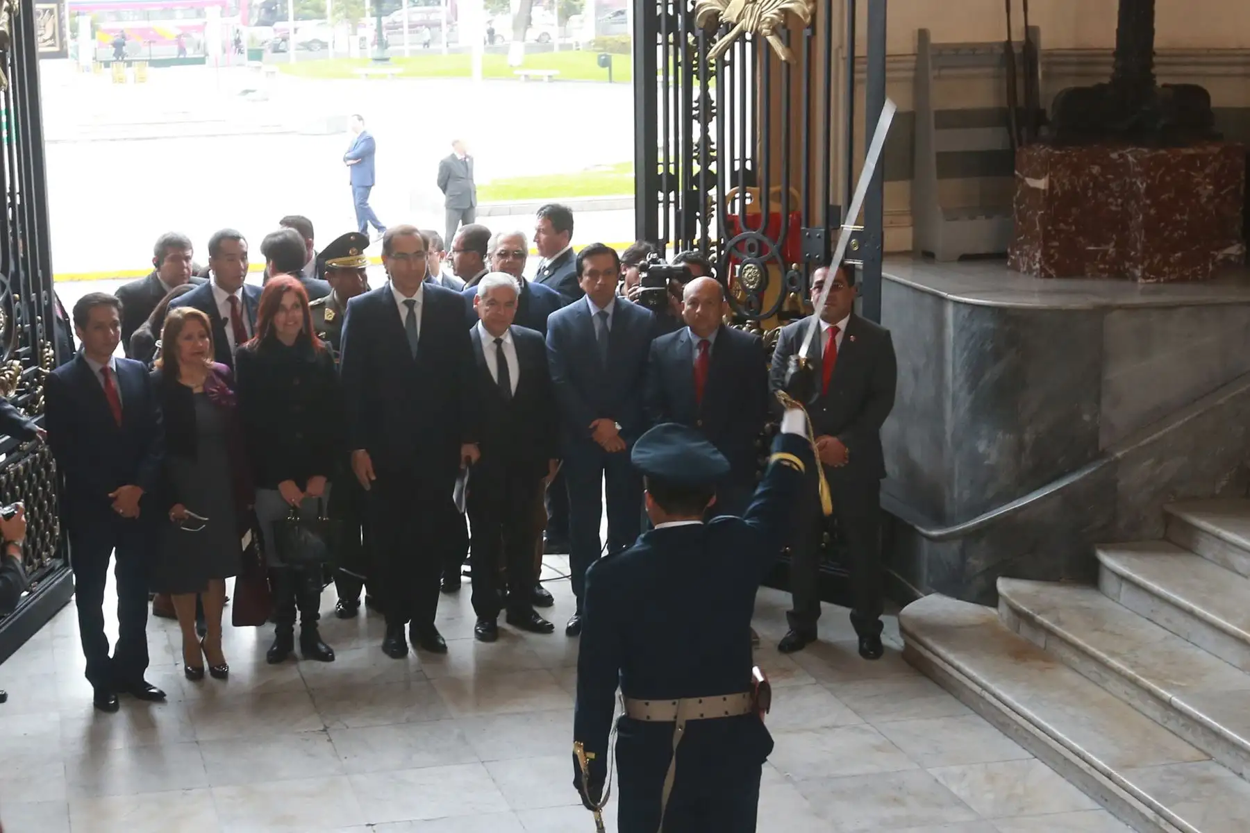 Presidente de la República,Martín Vizcarra  llegó esta tarde a la sede del Congreso para pedir el debate de los  proyectos de reforma política y judicial, que el país demanda. Foto:ANDINA/Jhony Laurente