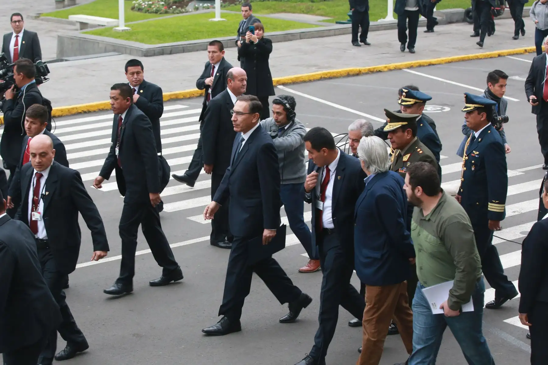 Presidente de la República,Martín Vizcarra  llegó esta tarde a la sede del Congreso para pedir el debate de los  proyectos de reforma política y judicial, que el país demanda. Foto:ANDINA/Jhony Laurente