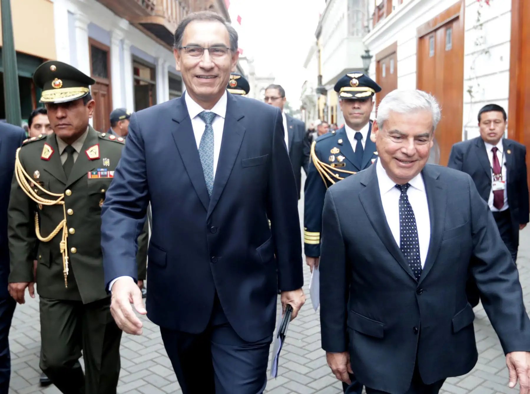 Presidente  Martin Vizcarra  se dirigió a pie a la sede del Parlamento donde entrego proyectos de ley de reforma política y judicial.Foto:ANDINA/ Prensa Presidencia