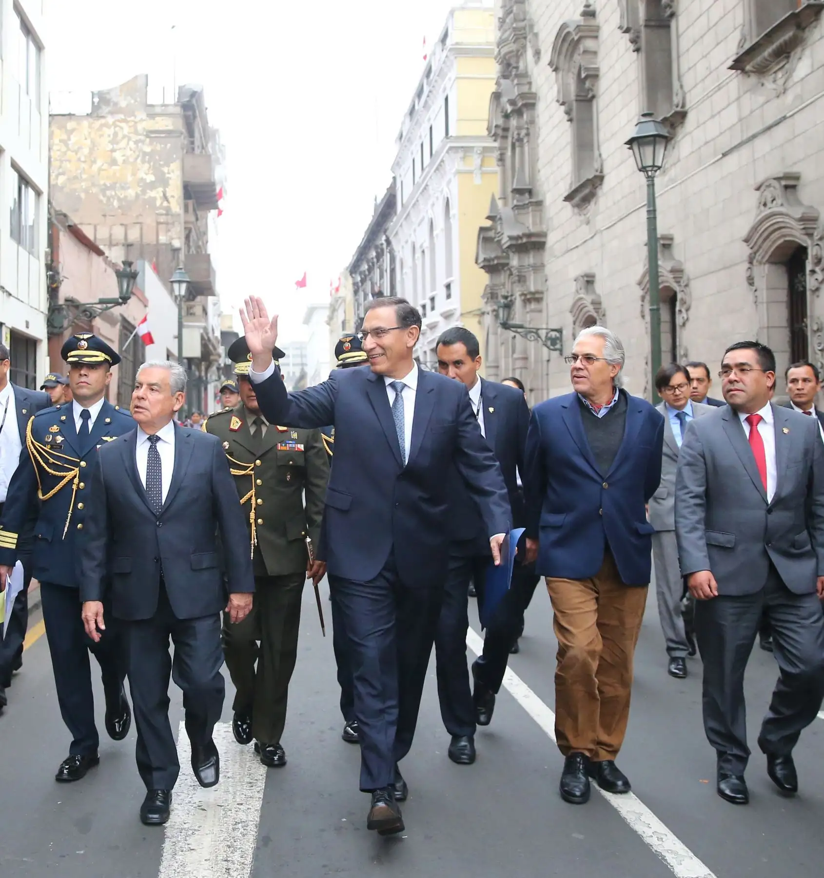 Presidente  Martín Vizcarra  se dirigió a pie a la sede del Parlamento donde entrego proyectos de ley de reforma política y judicial.Foto:ANDINA/ Prensa Presidencia
