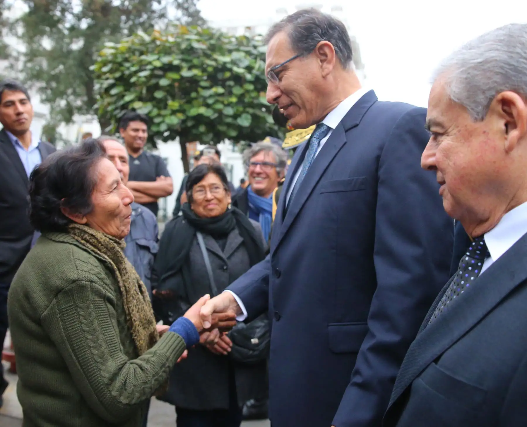 Presidente  Martín Vizcarra  se dirigió a pie a la sede del Parlamento donde entrego proyectos de ley de reforma política y judicial.Foto:ANDINA/ Prensa Presidencia