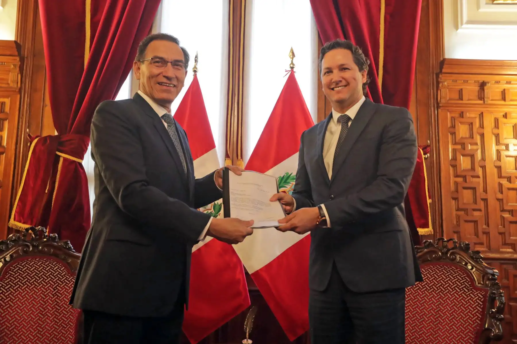 Presidente  Martín Vizcarra  se dirigió a pie a la sede del Parlamento donde entrego proyectos de ley de reforma política y judicial.Foto:ANDINA/ Prensa Presidencia
