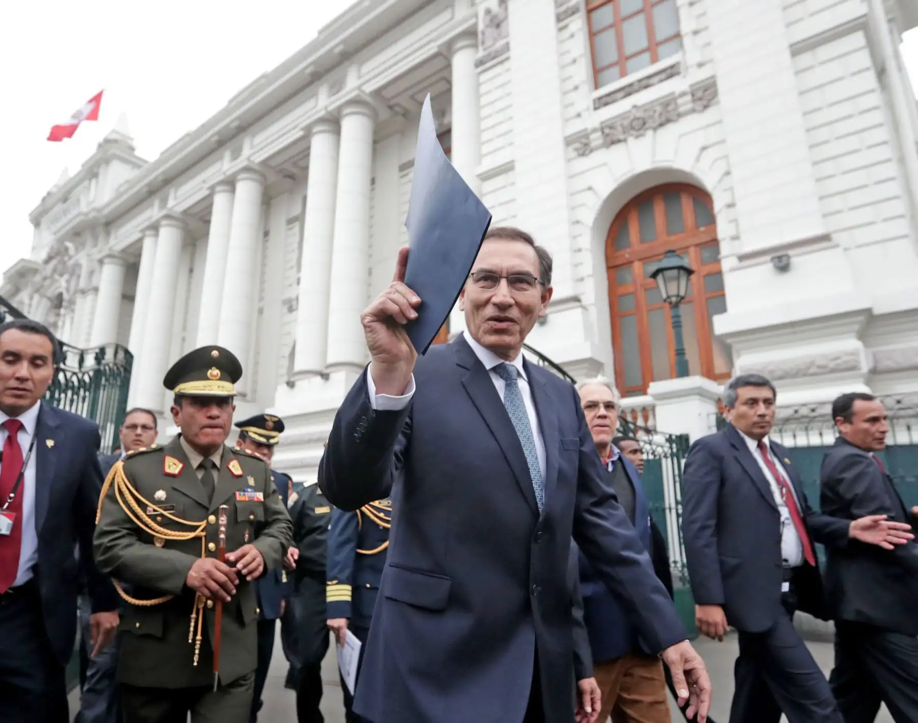 Presidente  Martín Vizcarra  se dirigió a pie a la sede del Parlamento donde entrego proyectos de ley de reforma política y judicial.Foto:ANDINA/ Prensa Presidencia