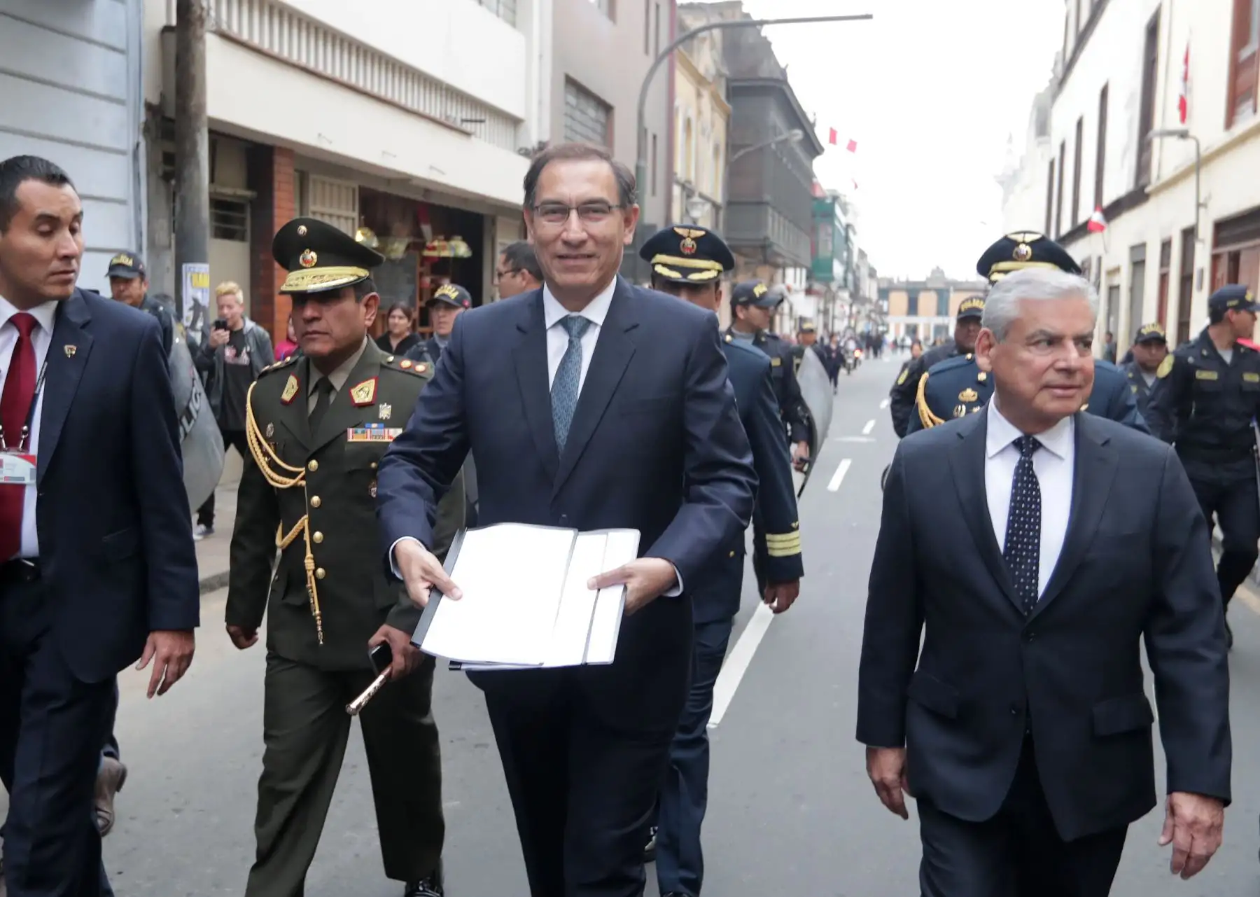 Presidente  Martín Vizcarra  se dirigió a pie a la sede del Parlamento donde entrego proyectos de ley de reforma política y judicial.Foto:ANDINA/ Prensa Presidencia