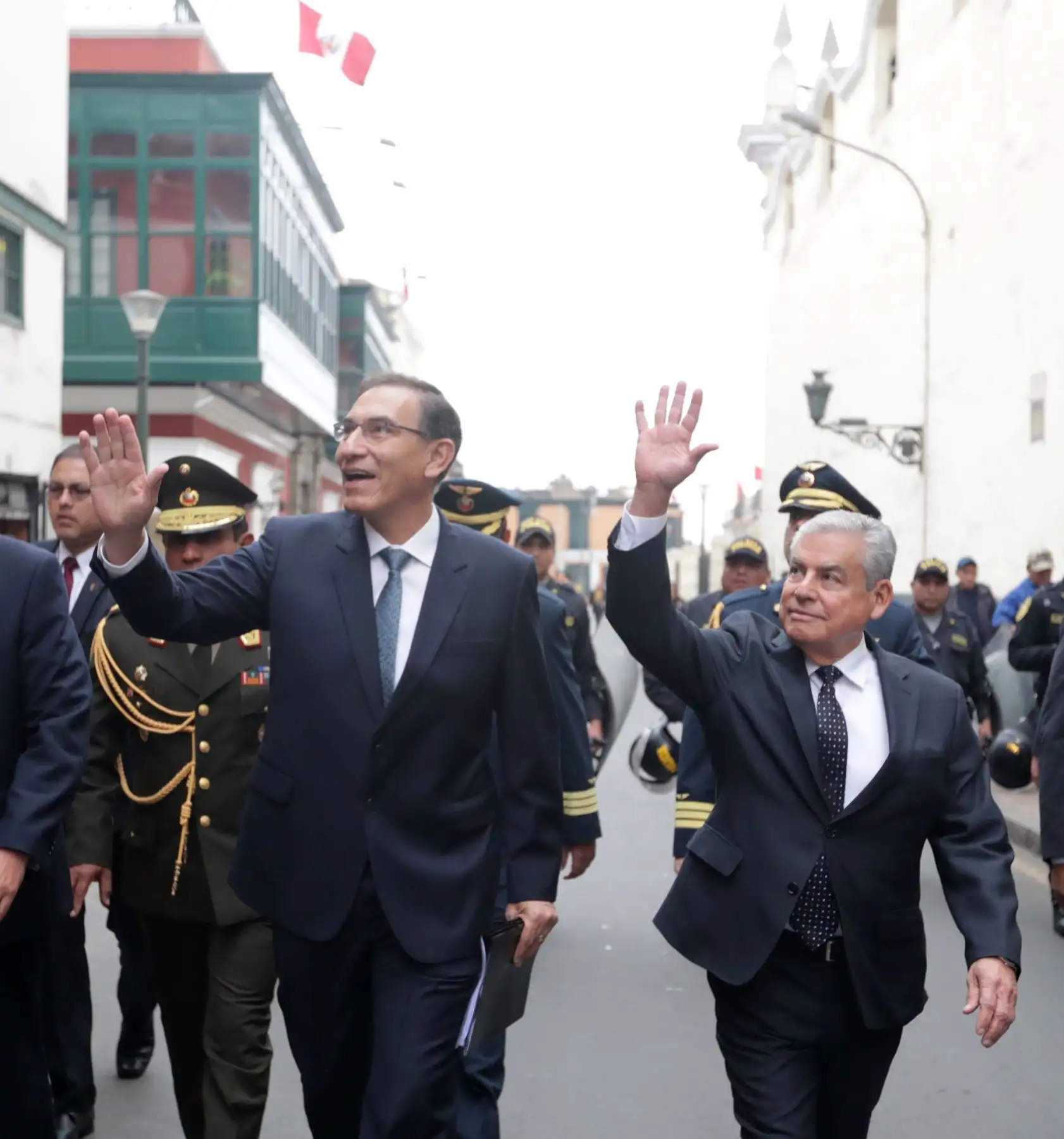 Presidente  Martín Vizcarra  se dirigió a pie a la sede del Parlamento donde entrego proyectos de ley de reforma política y judicial.Foto:ANDINA/ Prensa Presidencia