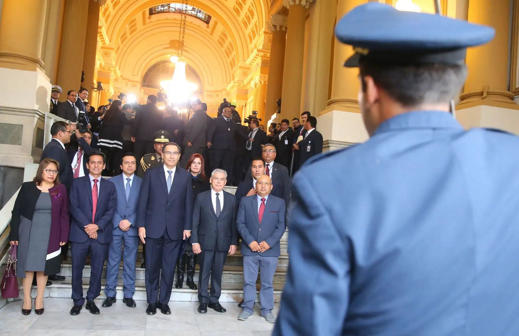 Presidente  Martín Vizcarra  se dirigió a pie a la sede del Parlamento donde entrego proyectos de ley de reforma política y judicial.Foto:ANDINA/ Prensa Presidencia