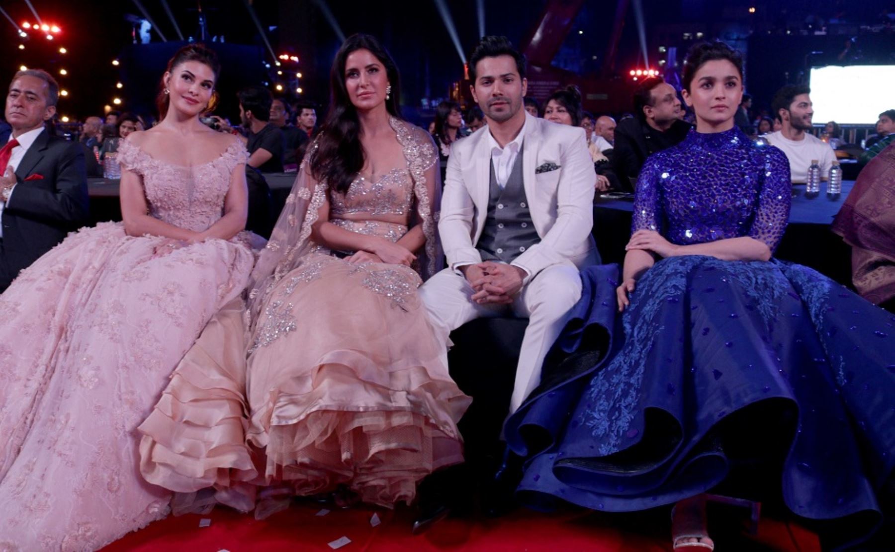Las principales estrellas de Bollywood se reúnen en una impresionante entrega de premios a la industria.