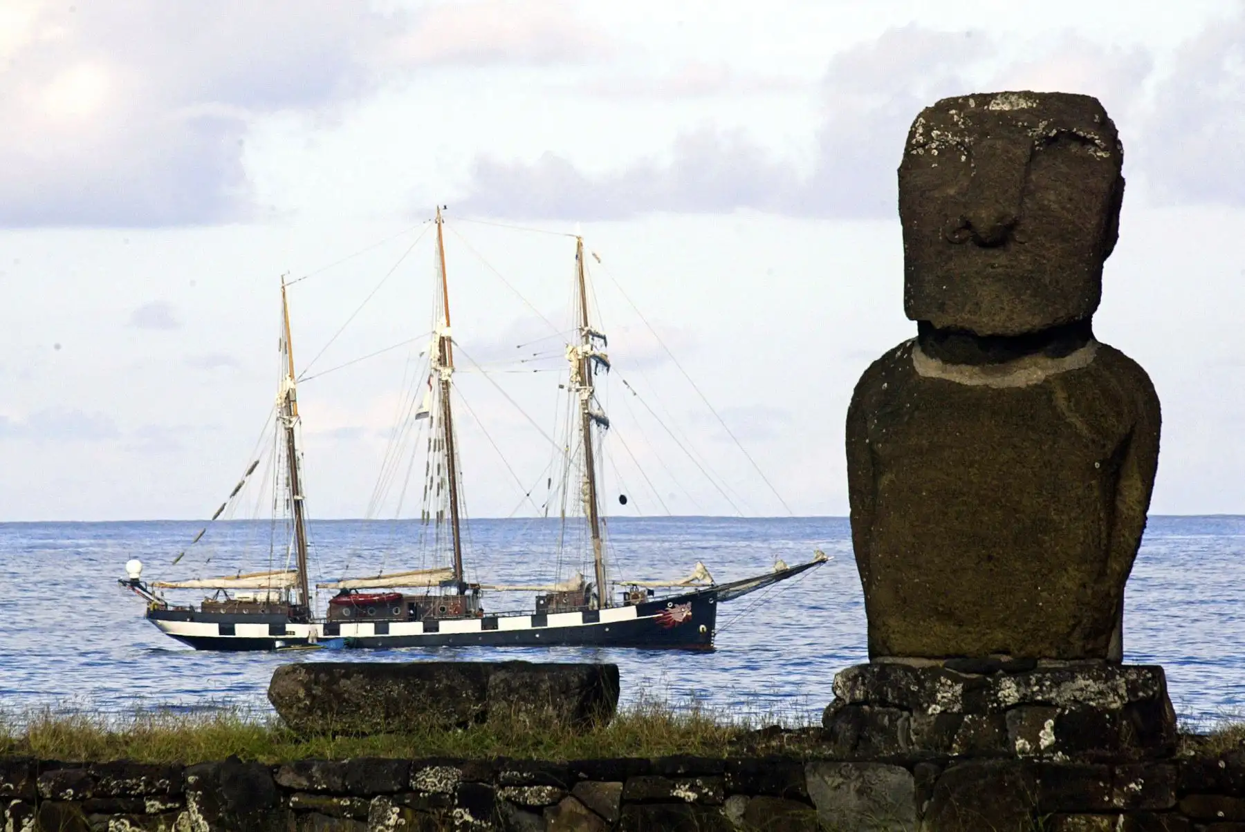 El barco francés de investigación y exploración La Boudeuse, navega cerca de un moai en la Isla de Pascua, a 3700 km de la costa de Chile. AFP