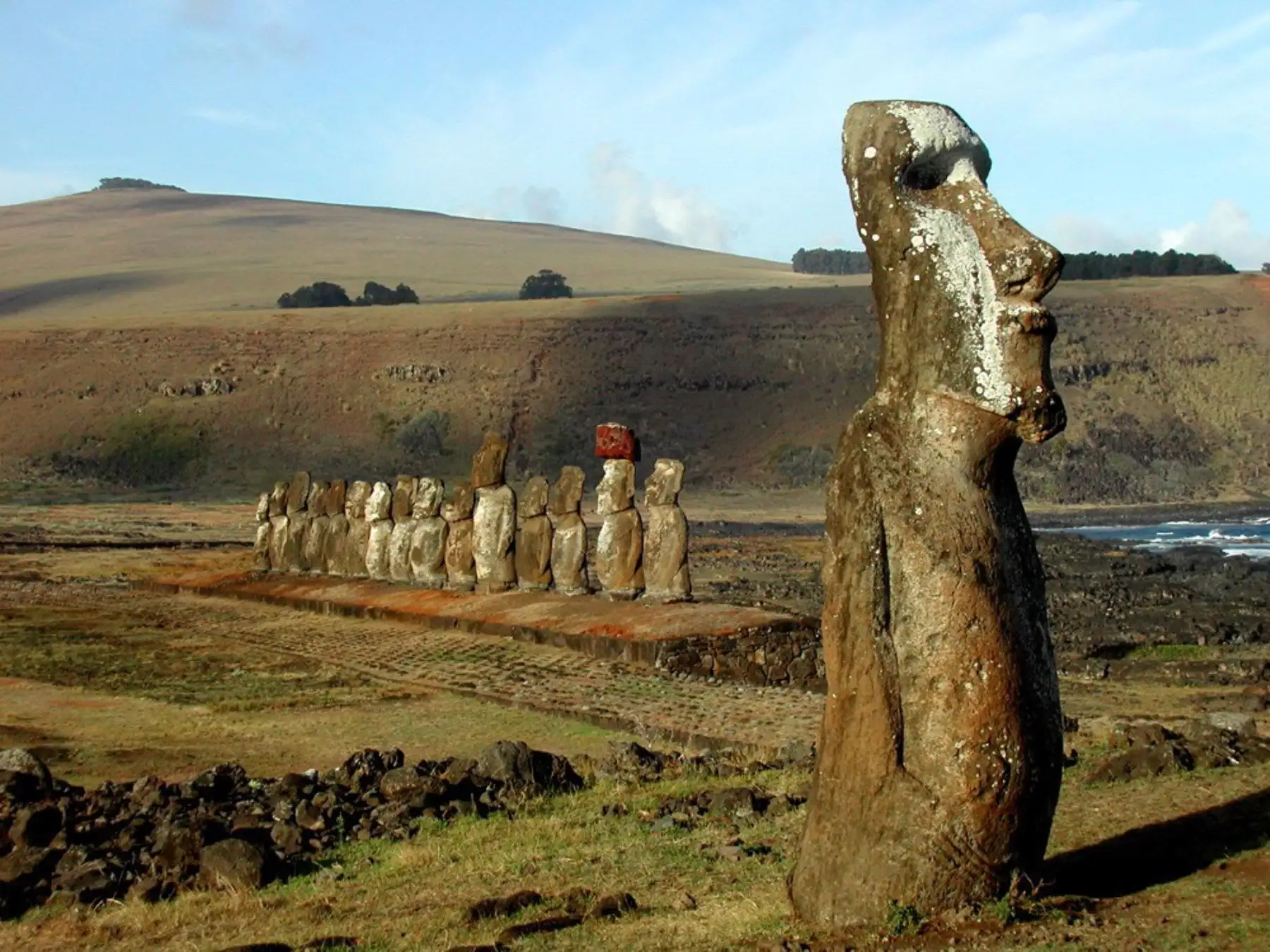 Vista de 15 Moais (L), dispuestos en una línea perfecta sobre una plataforma de 100 metros, colocada en el sector "Ahu Tongarki" de la isla chilena de Pascua- AFP