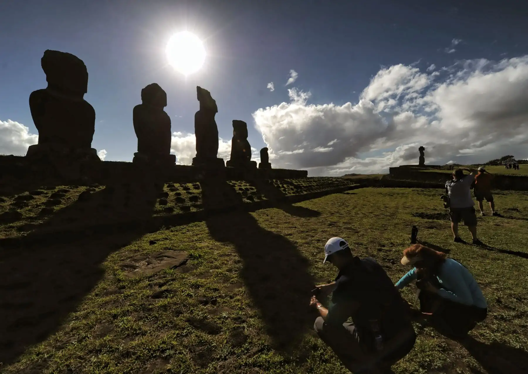Un grupo de turistas visitan Moais (backgorund) - estatuas de piedra de la cultura Rapa Nui - en la Isla de Pascua, a 3700 km de la costa chilena en el Océano Pacífico. AFP