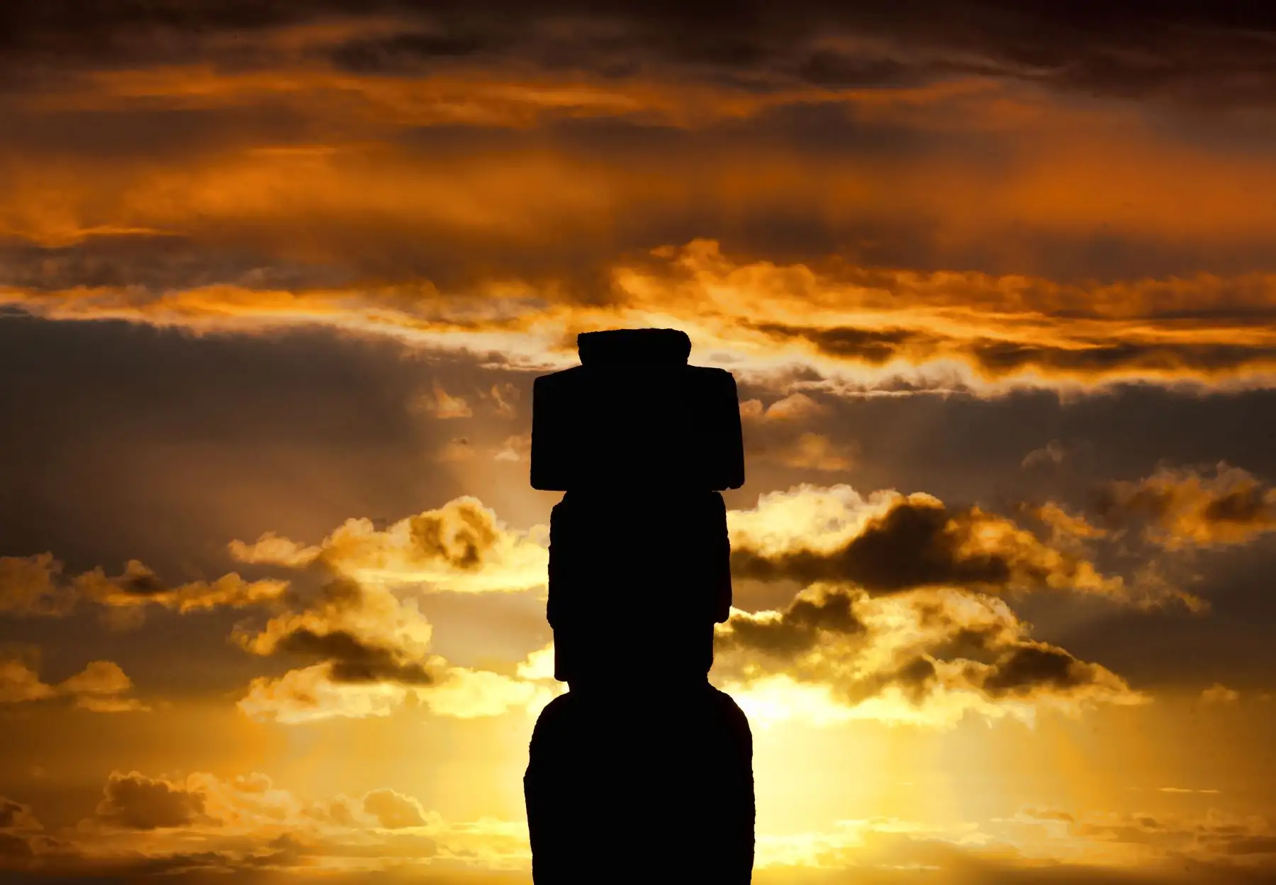 El sol se pone detrás de una estatua de piedra Moais de la cultura Rapa Nui en la Isla de Pascua, a 3700 km de la costa chilena en el Océano Pacífico. AFP