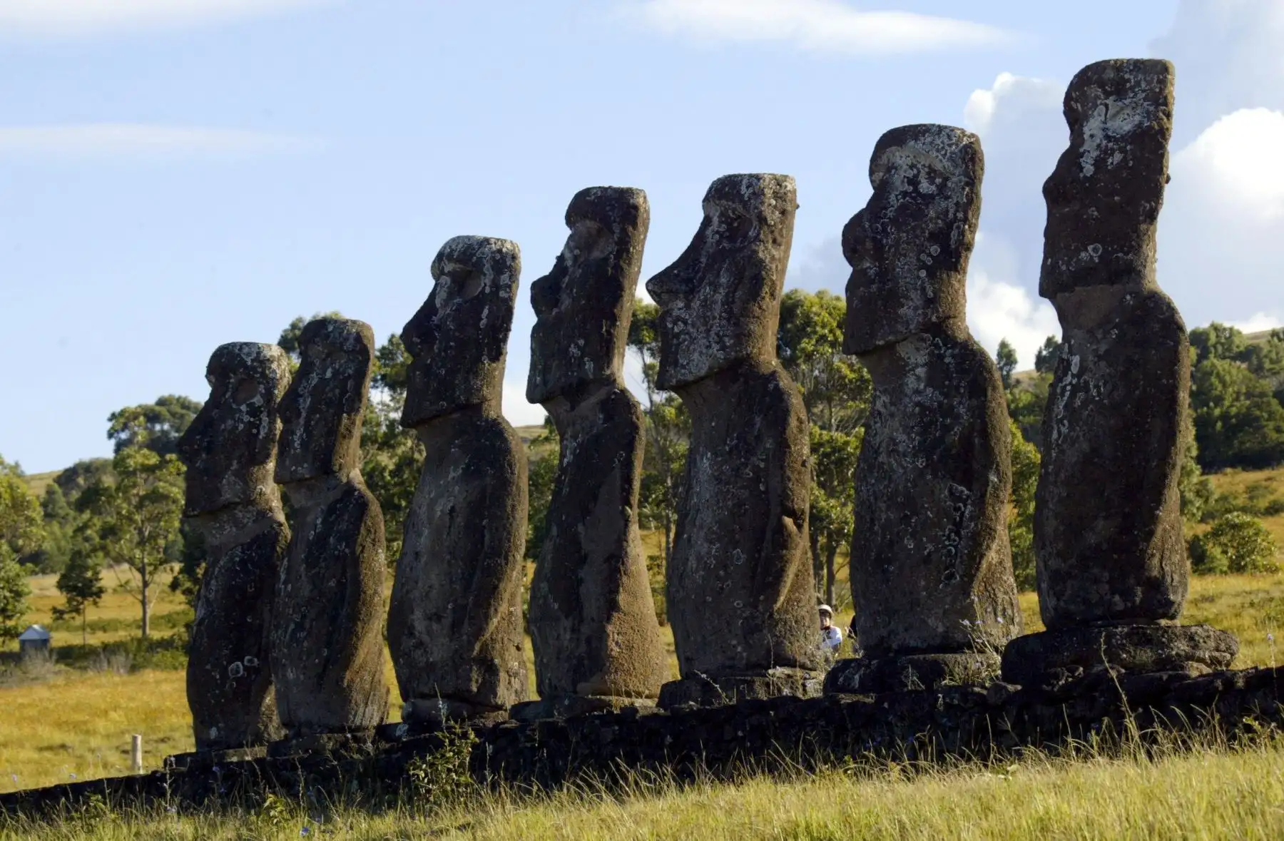 Un turista camina detrás de una plataforma con siete enormes estatuas (moais en idioma Rapa Nui), las únicas frente al mar, en Ahu Akivi en la Isla de Pascua, a 3700 km de la costa de Chile. AFP