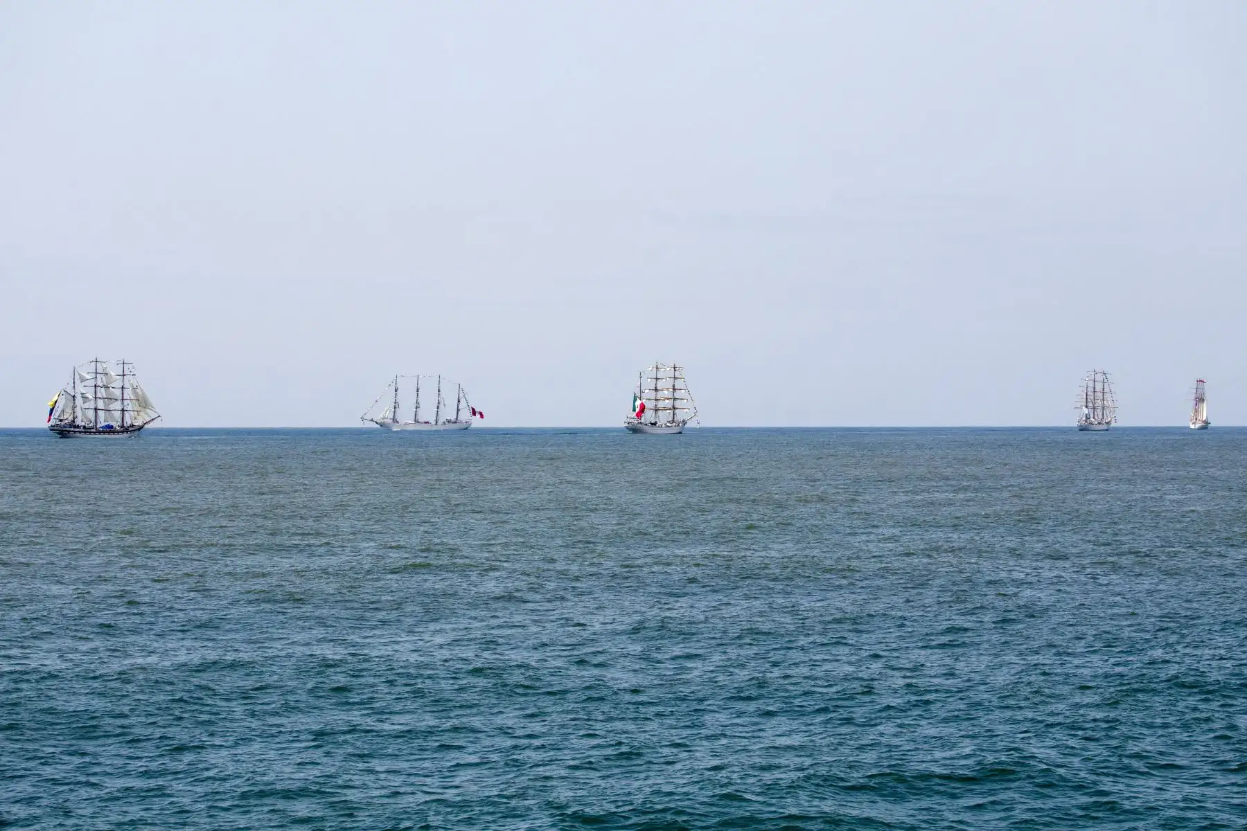 Los buques escuela de once países participan en este viaje por América Latina y el Caribe, que abarca más de 12 000 millas náuticas (20 000 kilómetros) de atraque en los puertos más importantes de Brasil, Uruguay, Argentina, Chile, Perú, Ecuador y Panamá. , Colombia, Venezuela, Curazao, República Dominicana, para finalizar el viaje en México. / AFP