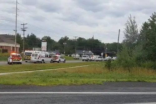 La policía y ambulancias rodean la zona residencial  del tiroteo en la ciudad de Fredericton Foto: @abc_es/Twitter