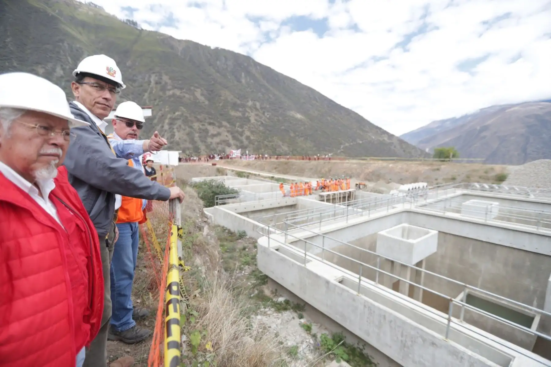 Presidente de la República, Martín Vizcarra,  inspecciona las obras de mejoramiento y ampliación de los sistemas de agua potable y alcantarillado de la ciudad de Abancay. Esta obra cuenta con una inversión de más de S/ 74 millones y beneficiará a más de 63 mil habitantes de la región.Foto: ANDINA/Prensa Presidencia