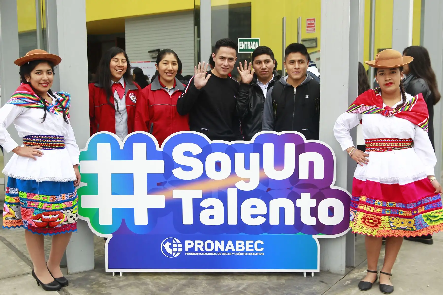 Más de 1800 jóvenes becarios ganadores de Beca 18 participan en la ceremonia de premiación a jóvenes que realizarán estudios en institutos y universidades.Foto: ANDINA/Eddy Ramos