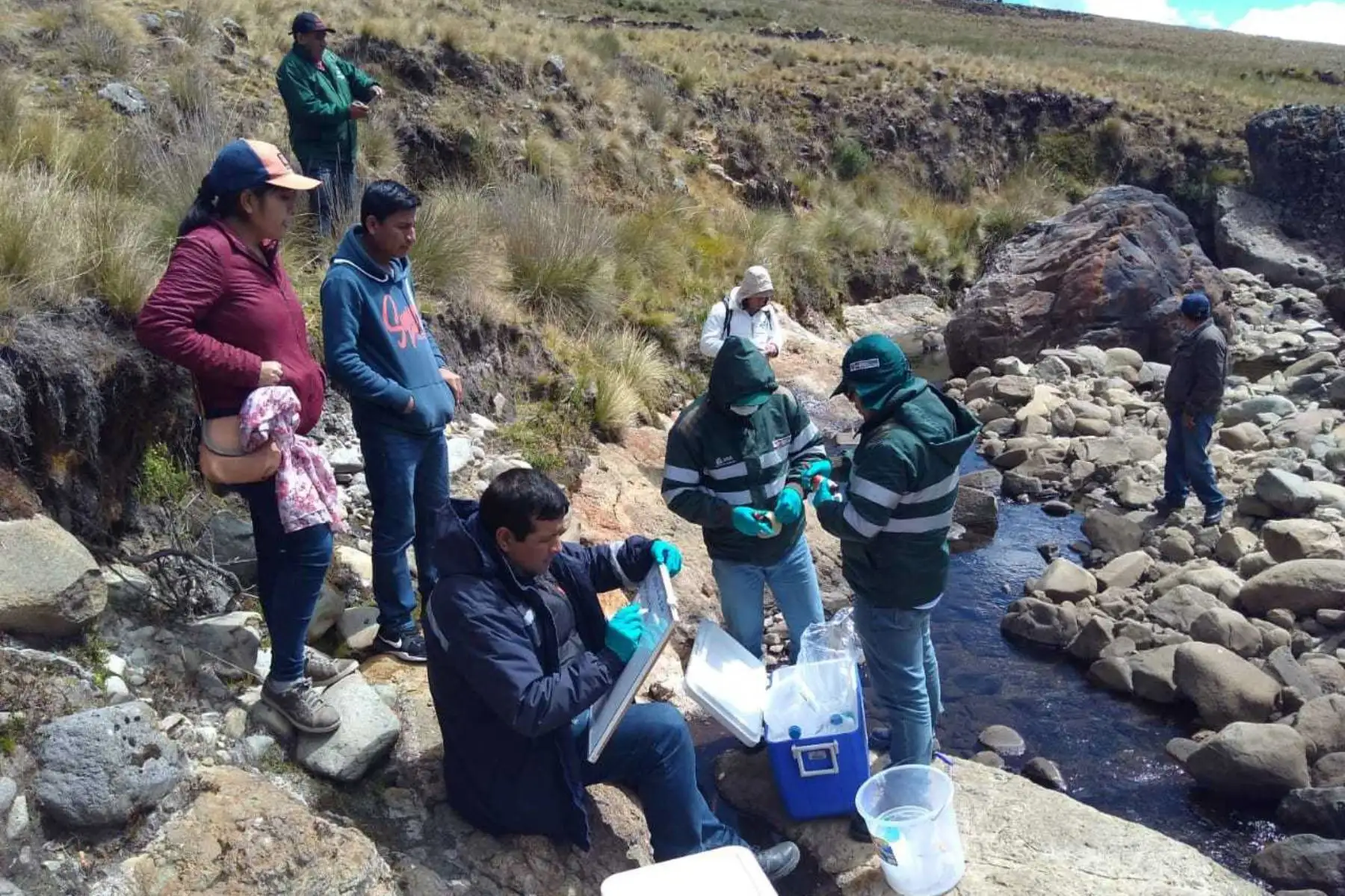 El Ministerio de Agricultura y Riego, a través de la Autoridad Nacional del Agua (ANA), realiza el monitoreo participativo de la calidad del agua en la cuenca del río Moche, en la región La Libertad, como parte de las medidas de control y monitoreo de los recursos hídricos ante la declaratoria de estado de emergencia de recursos hídricos por inminente riesgo de afectación de la calidad del agua del mencionado afluente.