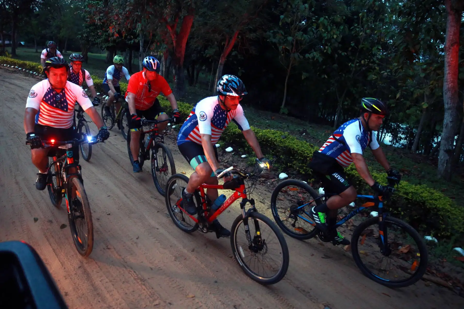 Embajador de los Estados Unidos Krishna R. Urs cumple segundo día de visita en Tarapoto en donde realiza una jornada de dos días recorriendo la ciudad y sus alrededores en bicicleta junto a una comitiva, con el fin de promover el deporte, la vida saludable sin drogas y el uso de bicicleta como medio de transporte alternativo. Foto: ANDINA/Vidal Tarqui
