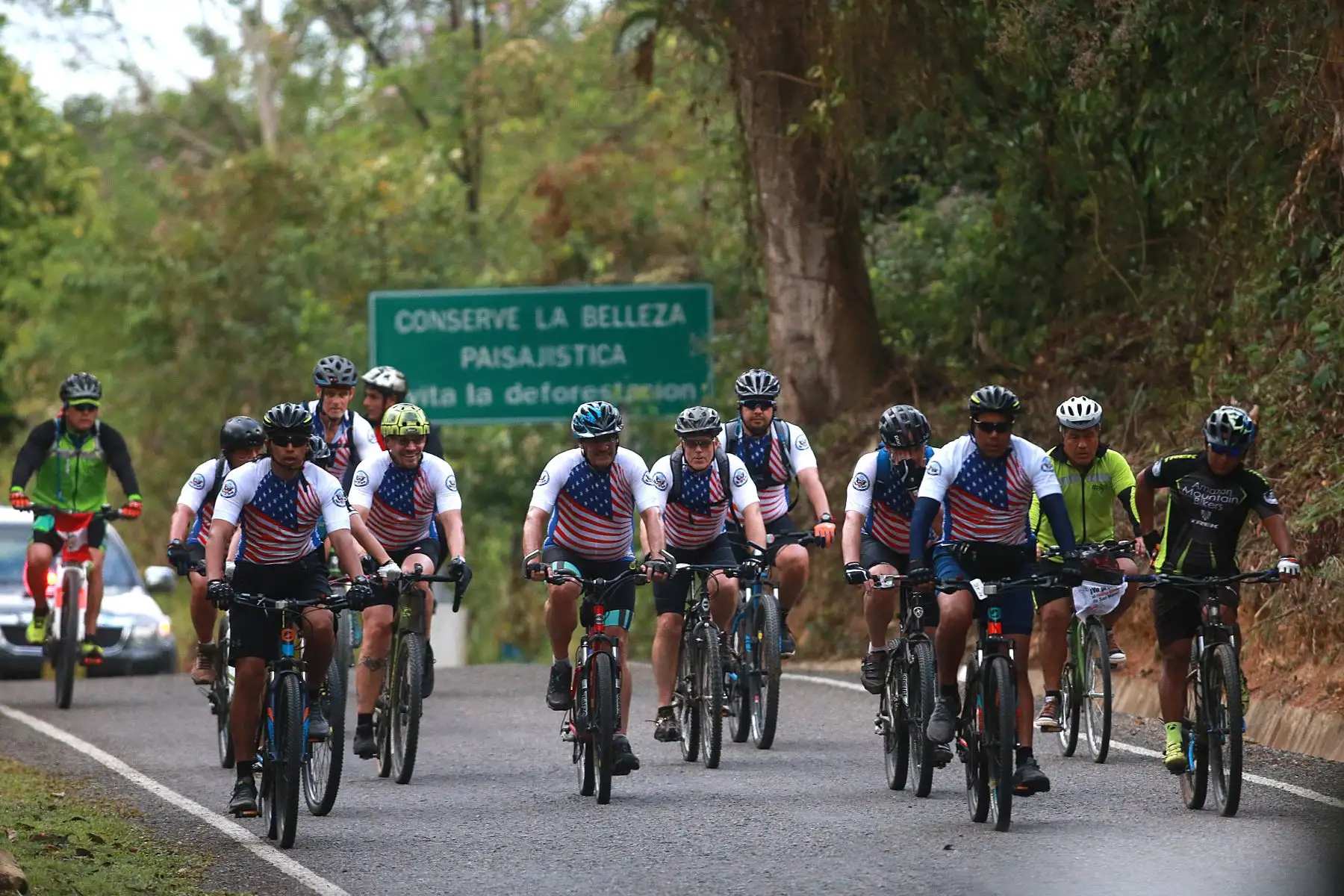 Embajador de los Estados Unidos Krishna R. Urs cumple segundo día de visita en Tarapoto en donde realiza una jornada de dos días recorriendo la ciudad y sus alrededores en bicicleta junto a una comitiva, con el fin de promover el deporte, la vida saludable sin drogas y el uso de bicicleta como medio de transporte alternativo. Foto: ANDINA/Vidal Tarqui