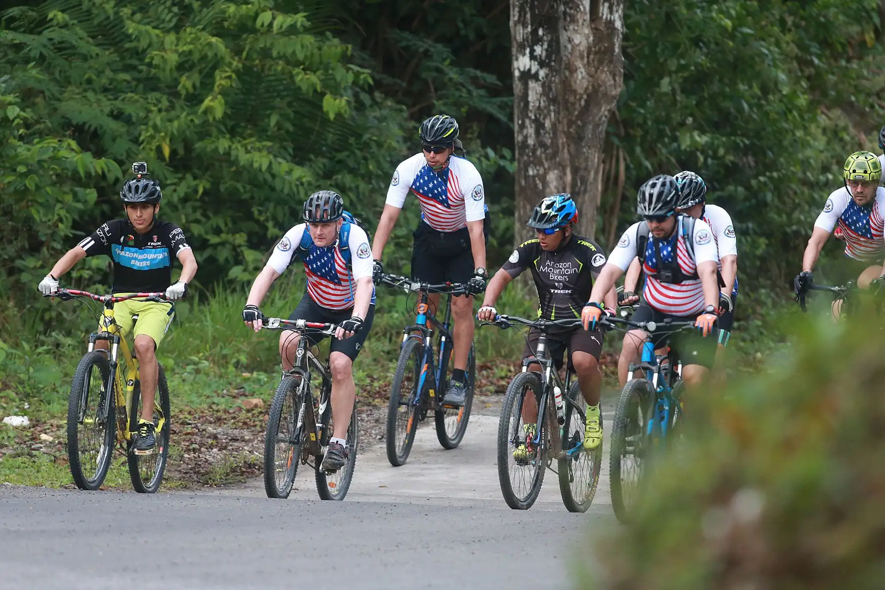 Embajador de los Estados Unidos Krishna R. Urs cumple segundo día de visita en Tarapoto en donde realiza una jornada de dos días recorriendo la ciudad y sus alrededores en bicicleta junto a una comitiva, con el fin de promover el deporte, la vida saludable sin drogas y el uso de bicicleta como medio de transporte alternativo. Foto: ANDINA/Vidal Tarqui