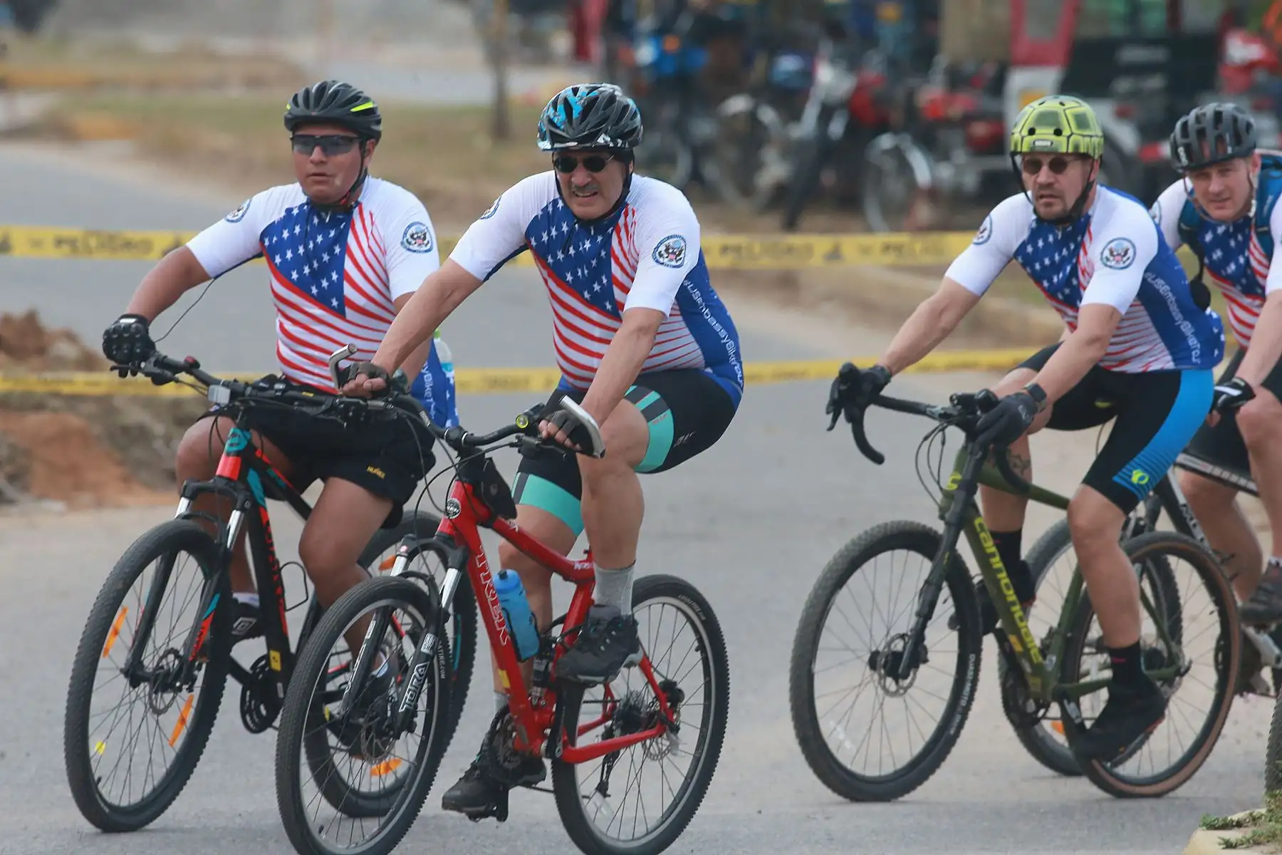Embajador de los Estados Unidos Krishna R. Urs cumple segundo día de visita en Tarapoto en donde realiza una jornada de dos días recorriendo la ciudad y sus alrededores en bicicleta junto a una comitiva, con el fin de promover el deporte, la vida saludable sin drogas y el uso de bicicleta como medio de transporte alternativo. Foto: ANDINA/Vidal Tarqui