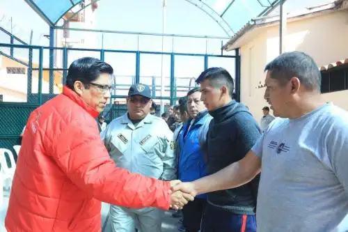 El ministro de Justicia y Derechos Humanos, Vicente Zeballos, supervisó hoy tres establecimientos penitenciarios en la región Puno, entre estos el penal de Yanamayo, con el objetivo de conocer personalmente la realidad de cada penal y plantear medidas orientadas a mejorar el sistema penitenciario.