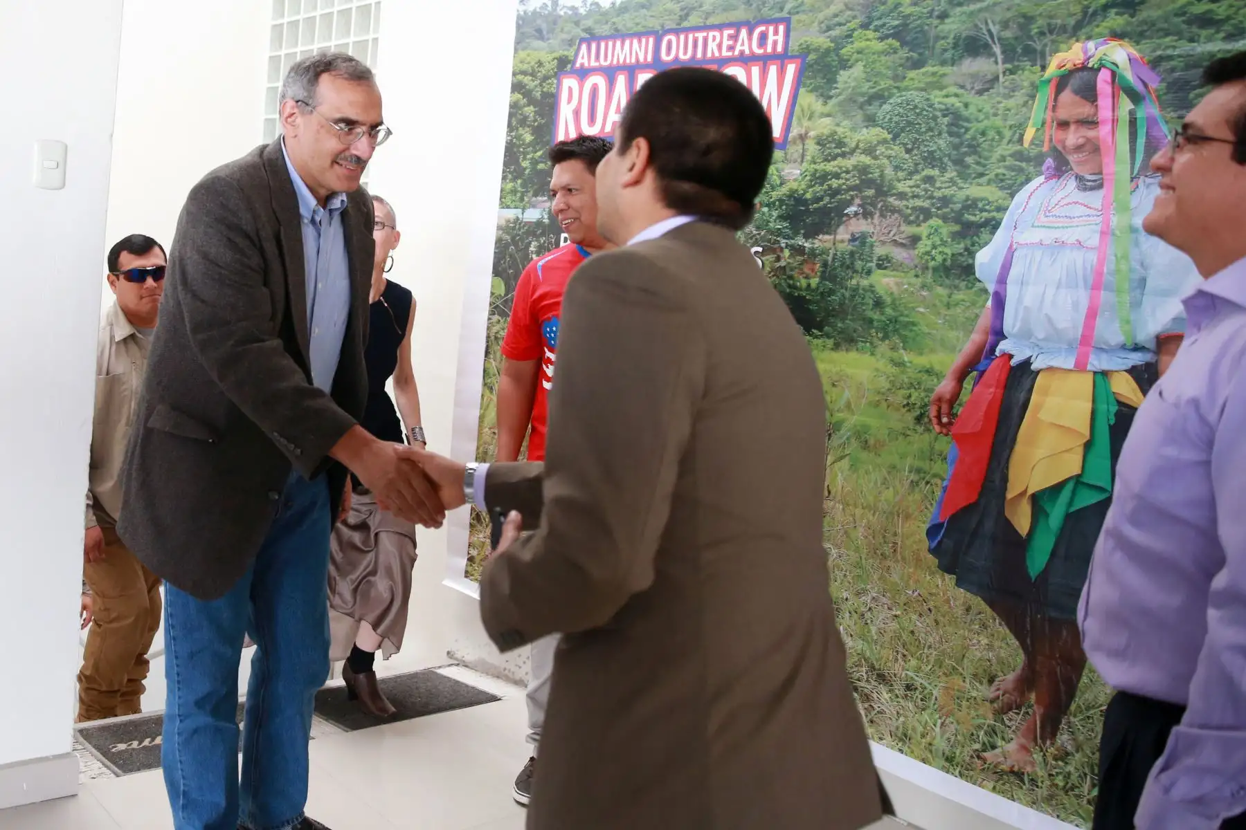 El Embajador de los Estados Unidos en el Perú Krishna R. Urs, promoviendo el deporte y la bicicleta en Tarapoto, como medio de transporte alternativo.  Como parte de los esfuerzos para prevenir el uso de drogas y promover la vida sana a través del deporte. Foto: ANDINA/Vidal Tarqui