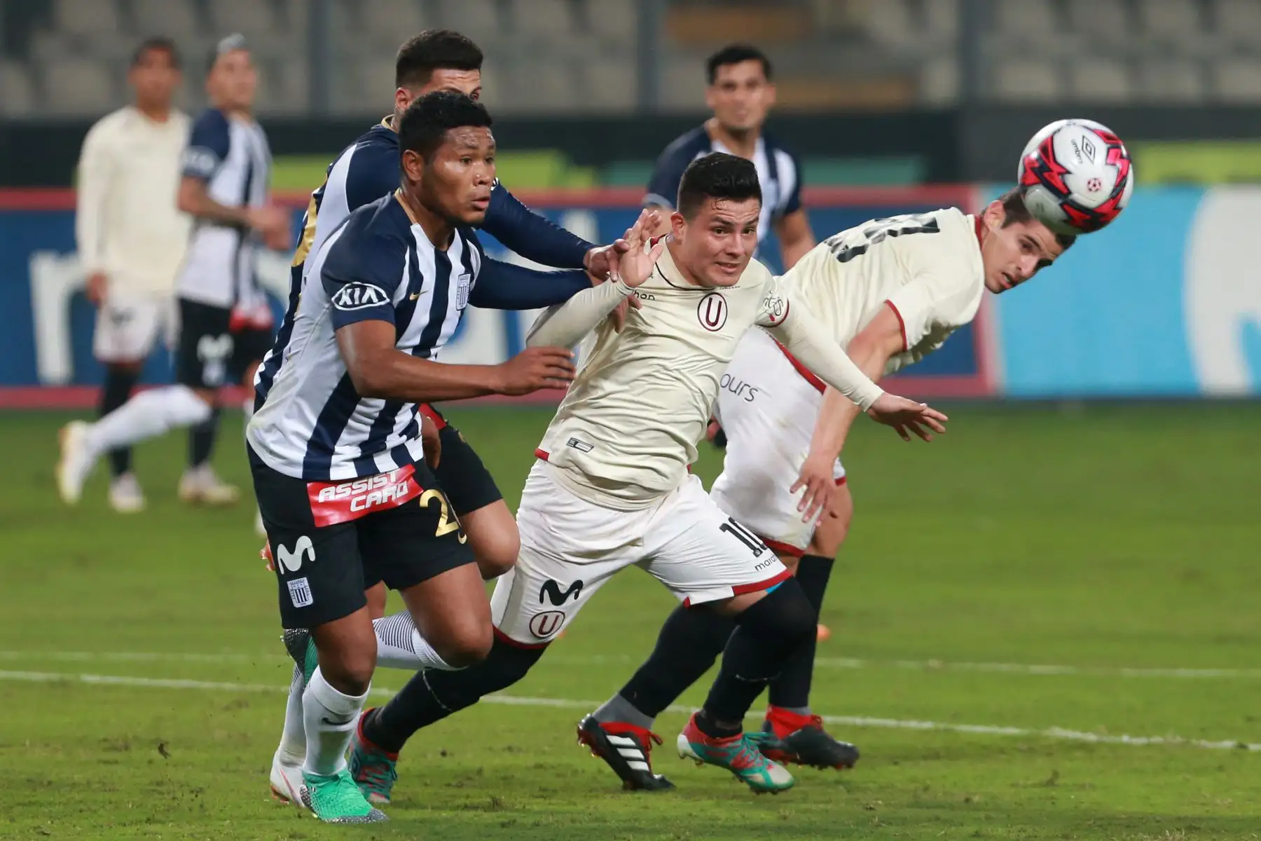 Alianza Lima y Universitario igualan 1-1 en el Estadio Nacional. Foto: ANDINA/Vidal Tarqui