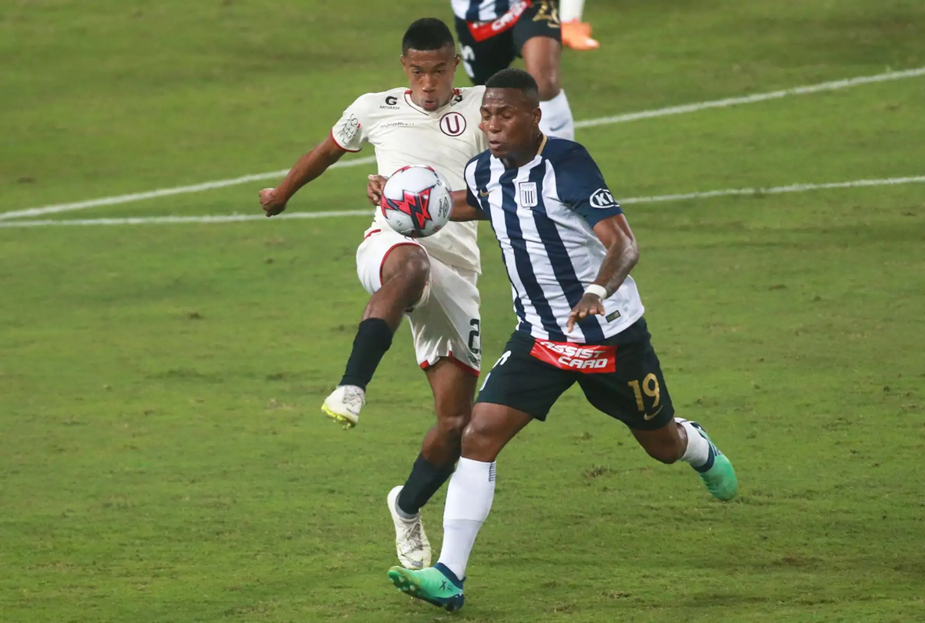 Alianza Lima y Universitario empataron 1-1, en el Estadio Nacional. Foto: ANDINA/Jhony Laurente
