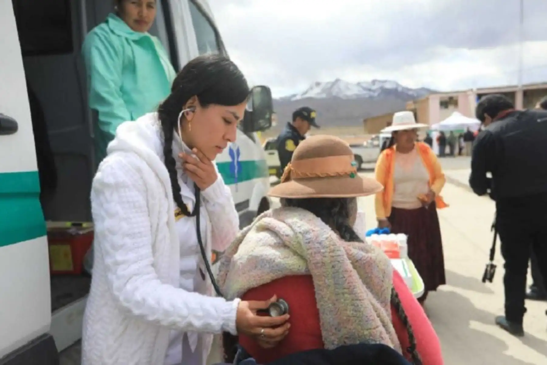 Ministro Zeballos lideró en Puno campaña social ante bajas temperaturas
