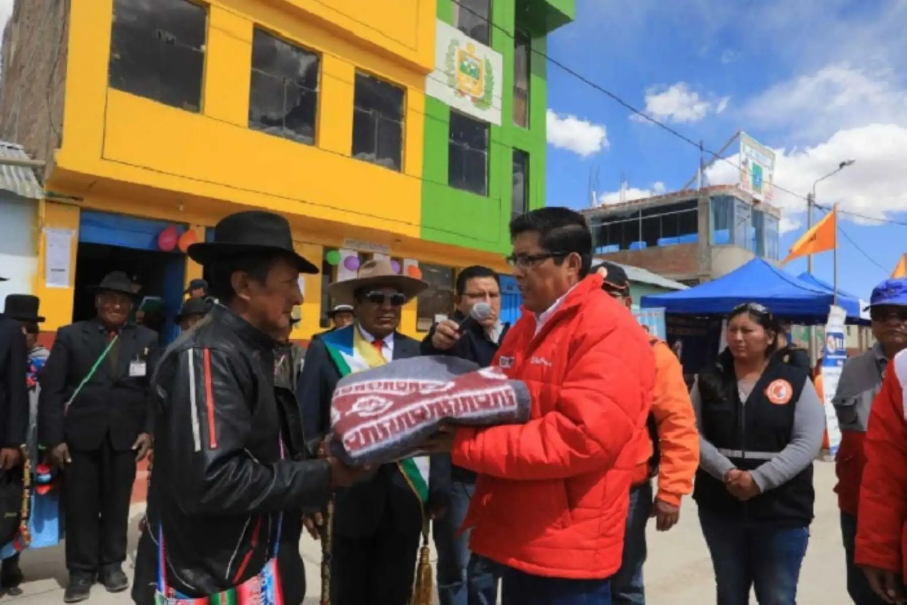 Ministro Zeballos lideró en Puno campaña social ante bajas temperaturas
