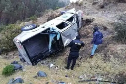 Apurímac: tres personas mueren por vuelco de camioneta del Minsa. Foto: PNP