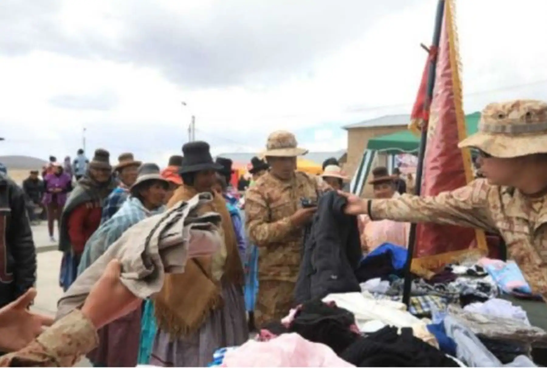 Ministro de Justicia Vicente Zeballos, lideró  acción social que el Gobierno lleva a cabo en el distrito de Capaso (ubicado a casi 5 mil metros de altura) ante las bajas temperaturas.Foto:ANDINA/Minjus